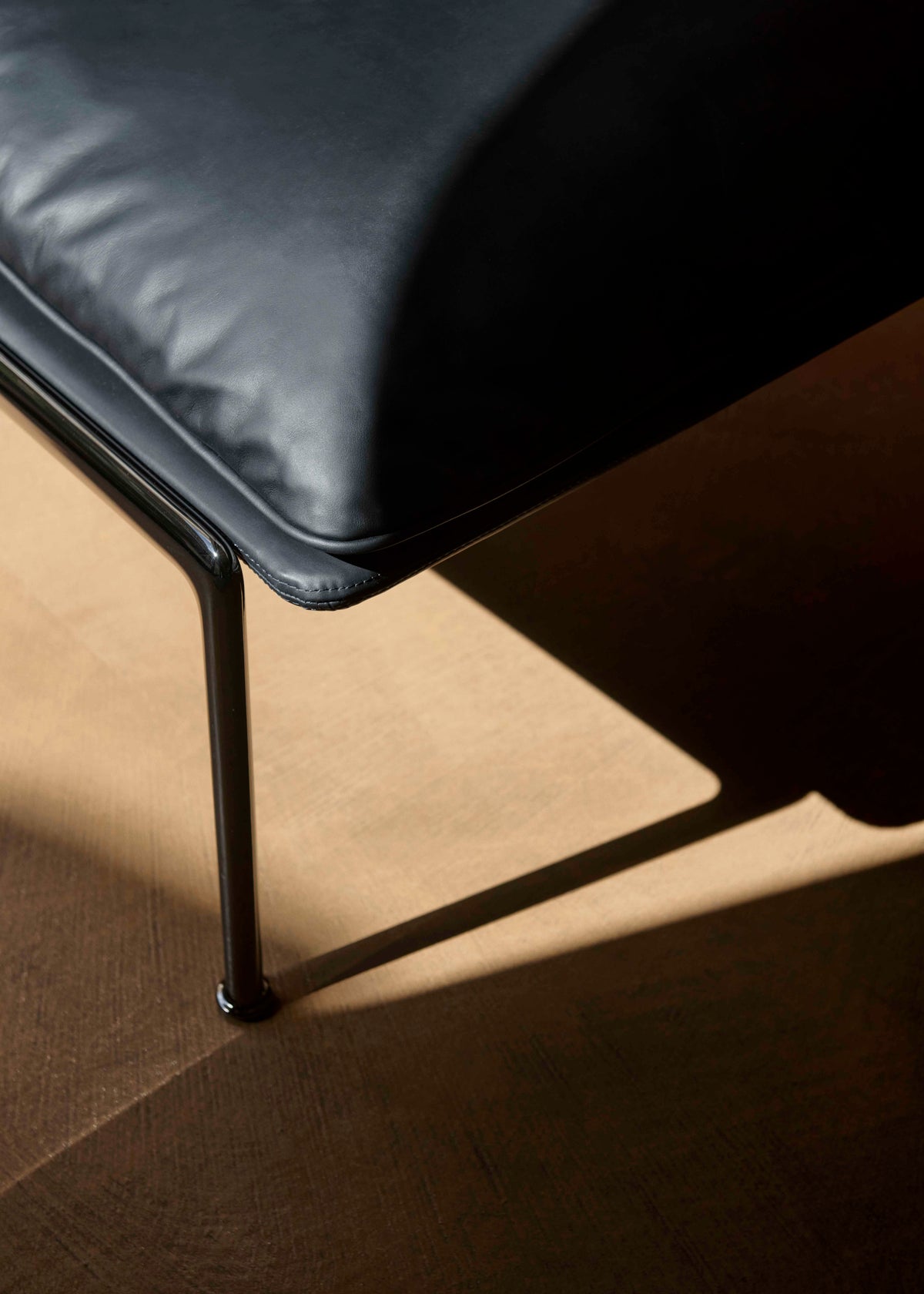 Sessel MUNO LN18 gepolstert mit dunklem Aluminiumgestell