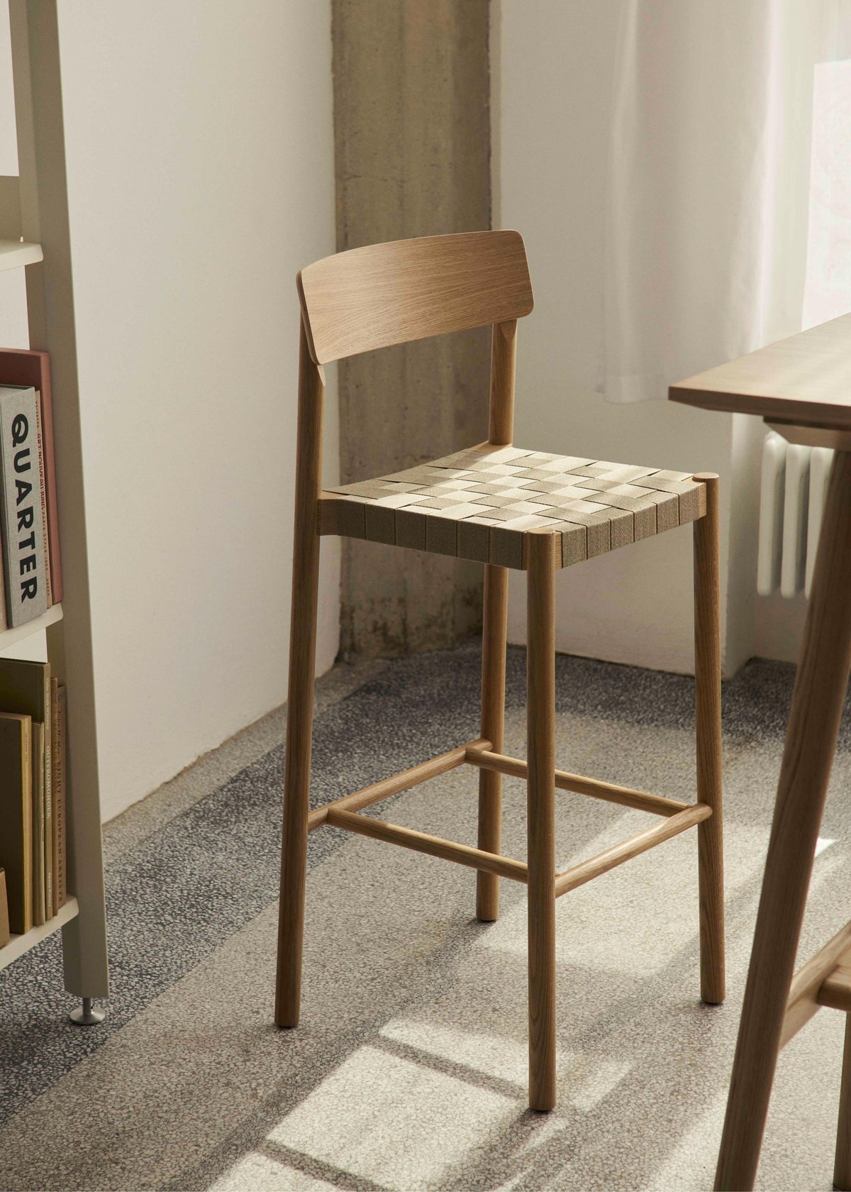 Hocker BETTY mit beigem, gewebtem Sitz aus rauchgeöltem Eichenholz