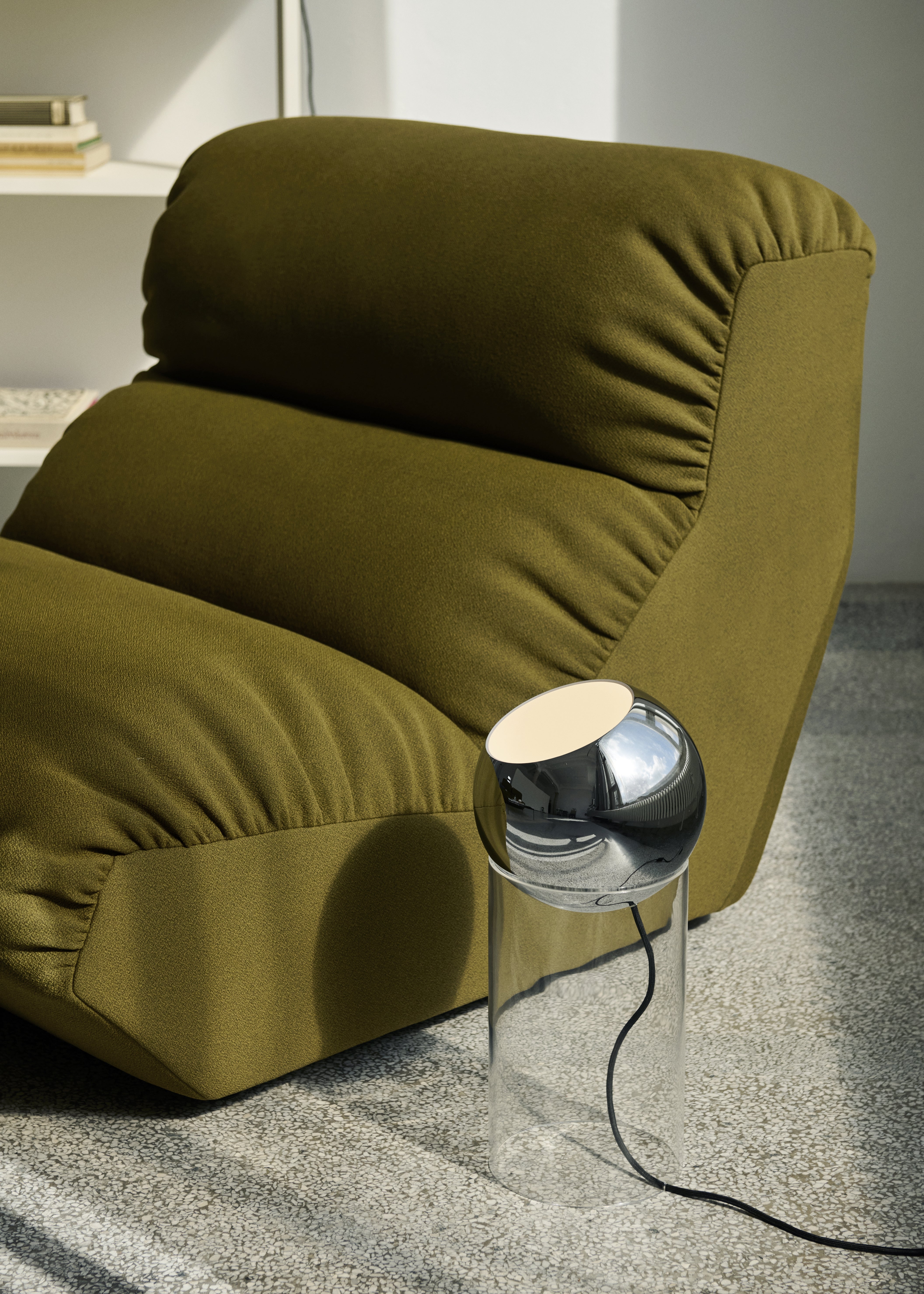 Tischlampe TOPAN mit verchromtem Schirm und transparenter Basis