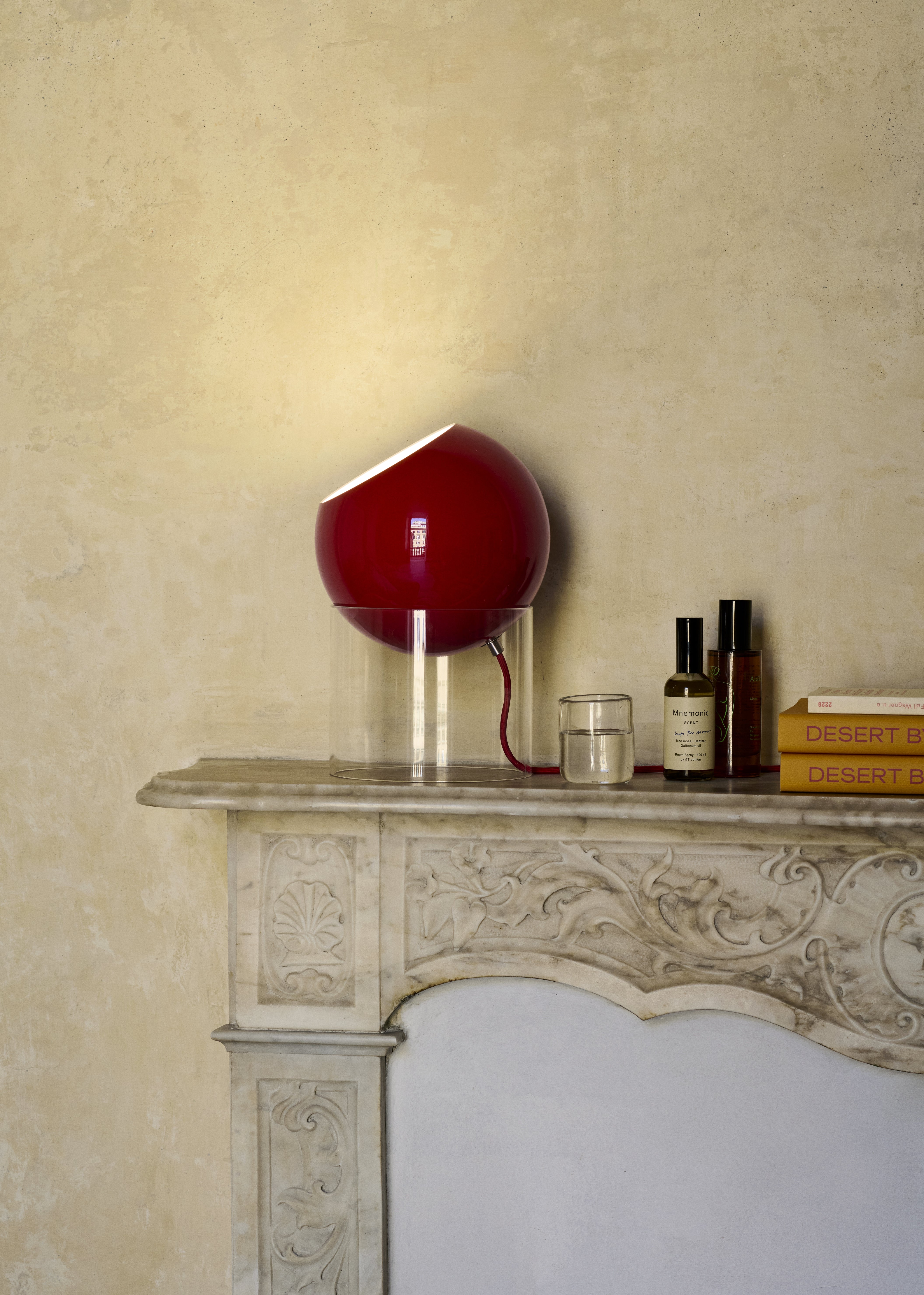 Tischlampe TOPAN mit rotem Schirm und transparenter Basis