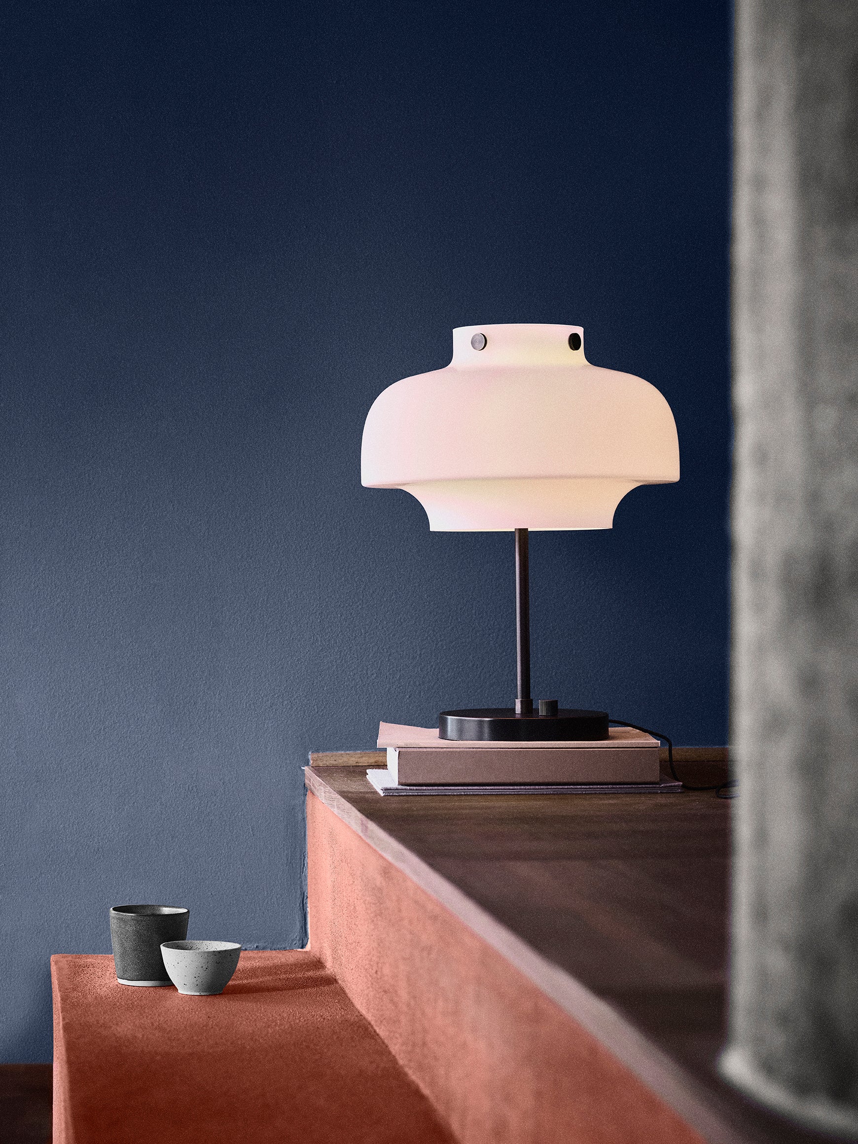 Tischlampe COPENHAGEN SC13 mit opalem Schirm und brüniertem Messingfuß