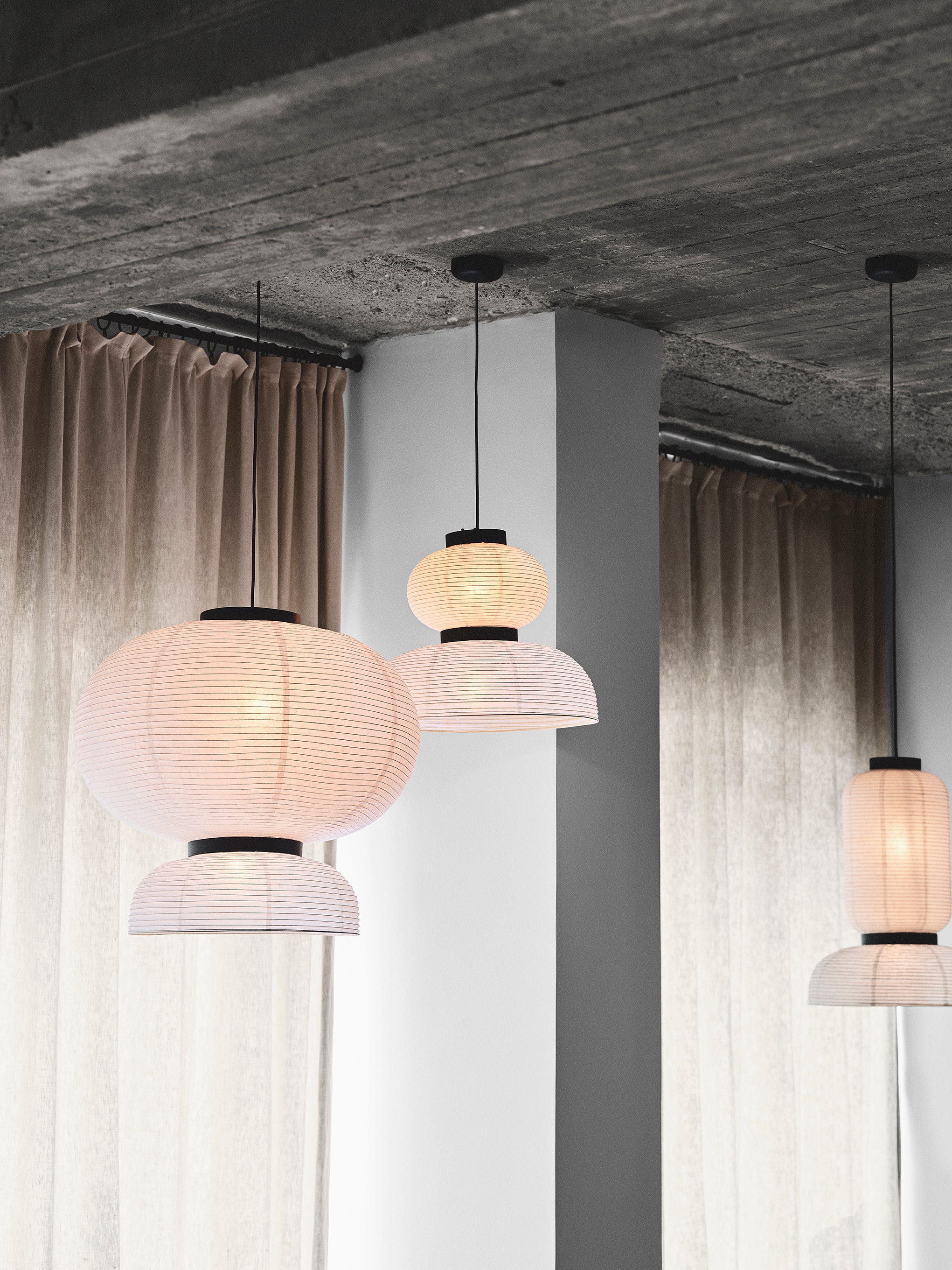 Hängelampe FORMAKAMI JH4 mit weißem Papier-Schirm und schwarzem Eichen-Finish