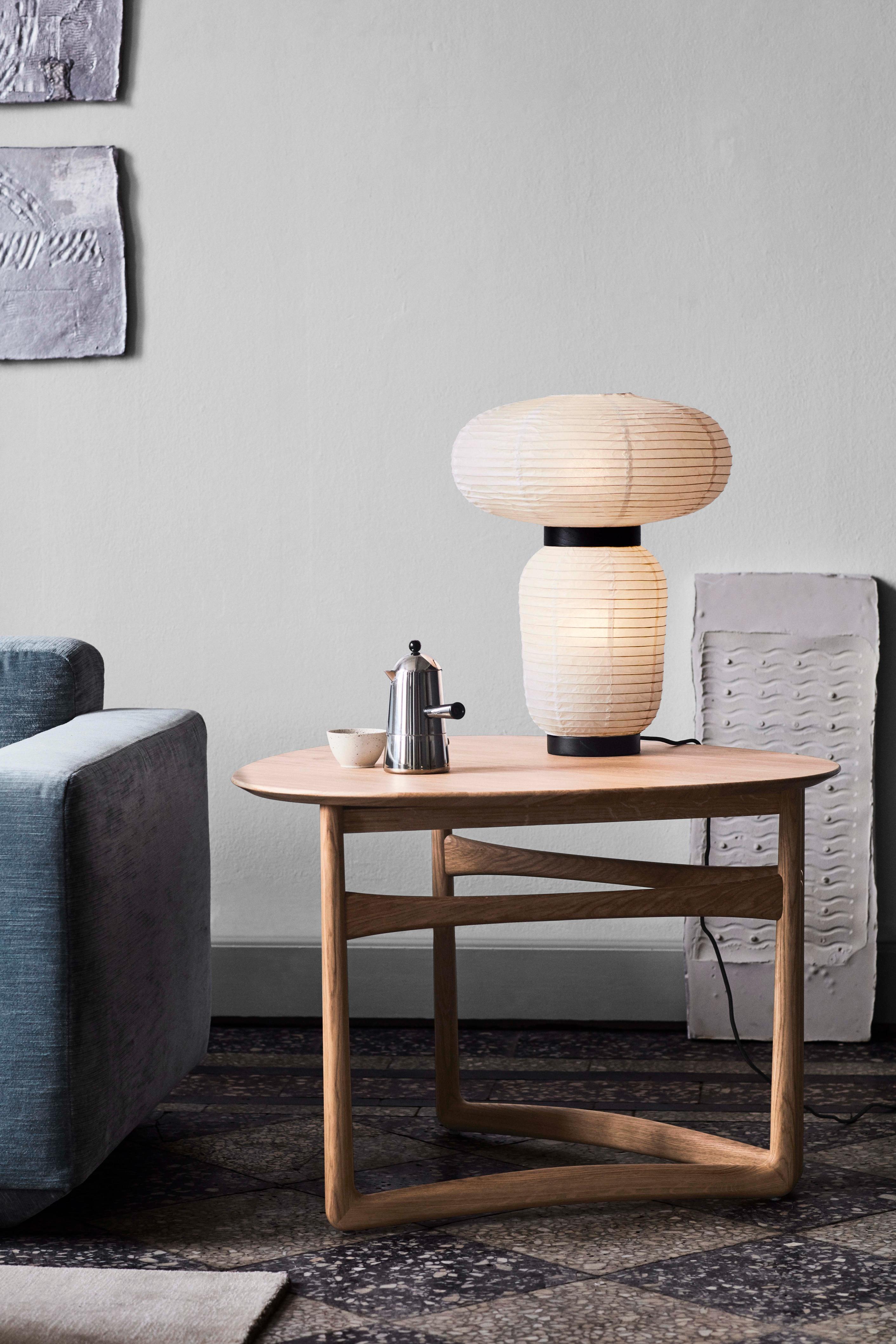 Tischlampe FORMAKAMI JH18 mit weißem Papierschirm und schwarzem Eichenfinish