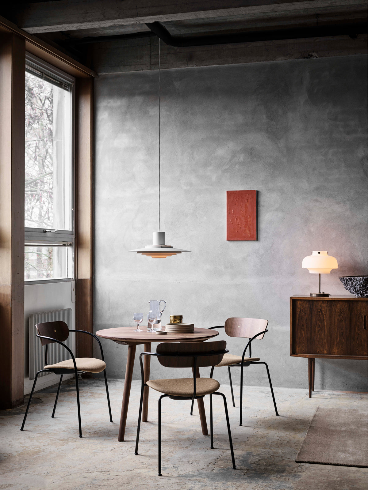 Stuhl PAVILION AV4 aus lackierter Eiche mit gepolsterter Sitzfläche und schwarzem Gestell