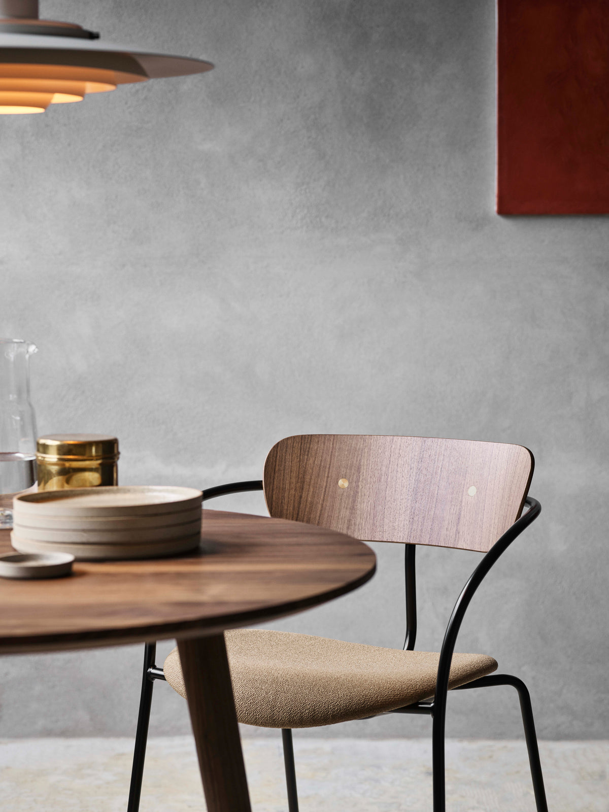 Stuhl PAVILION AV4 aus lackierter Eiche mit gepolsterter Sitzfläche und schwarzem Gestell