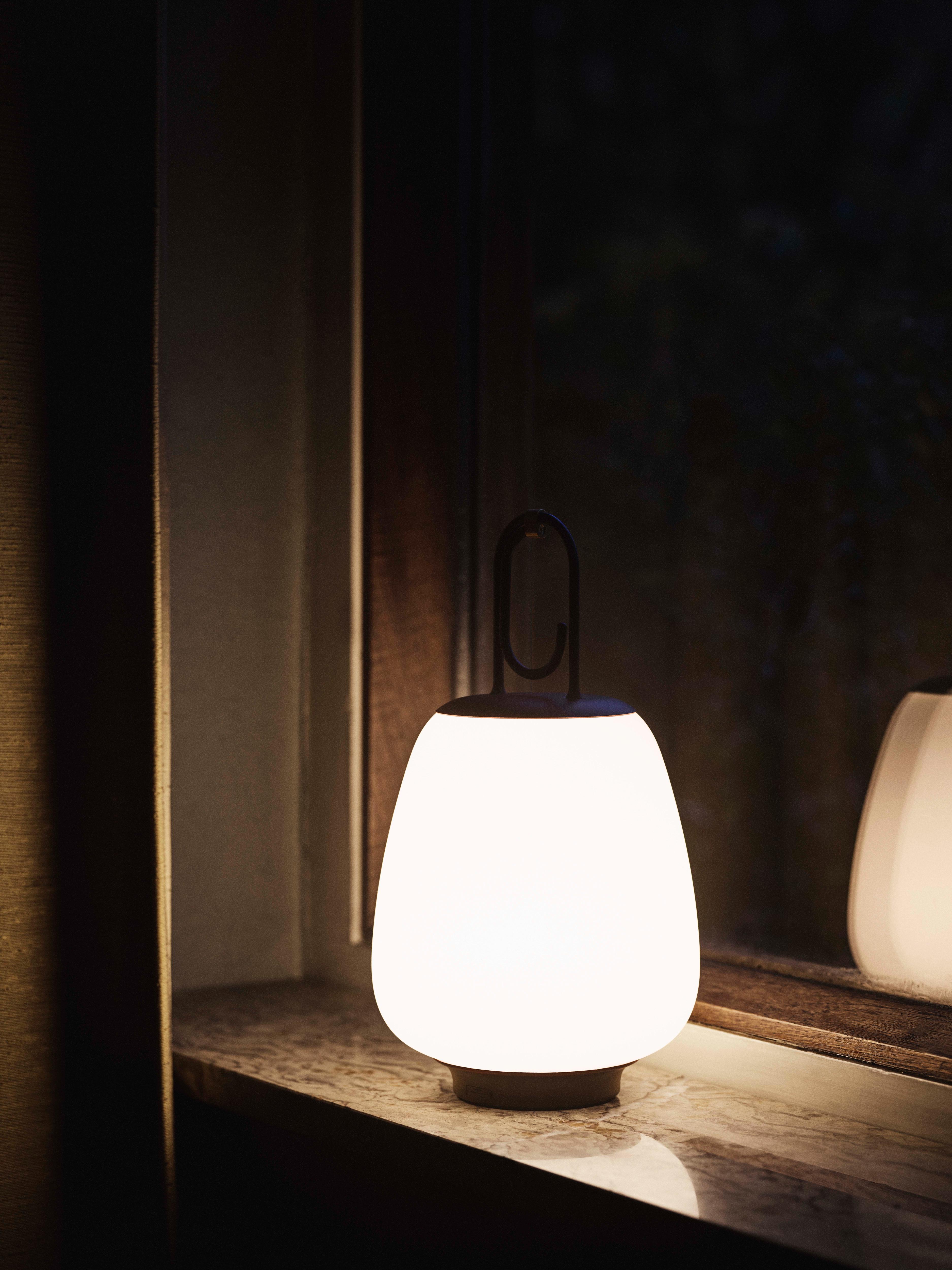 Tragbare Außenlampe LUCCA SC51 in Weiß mit schwarzem Finish