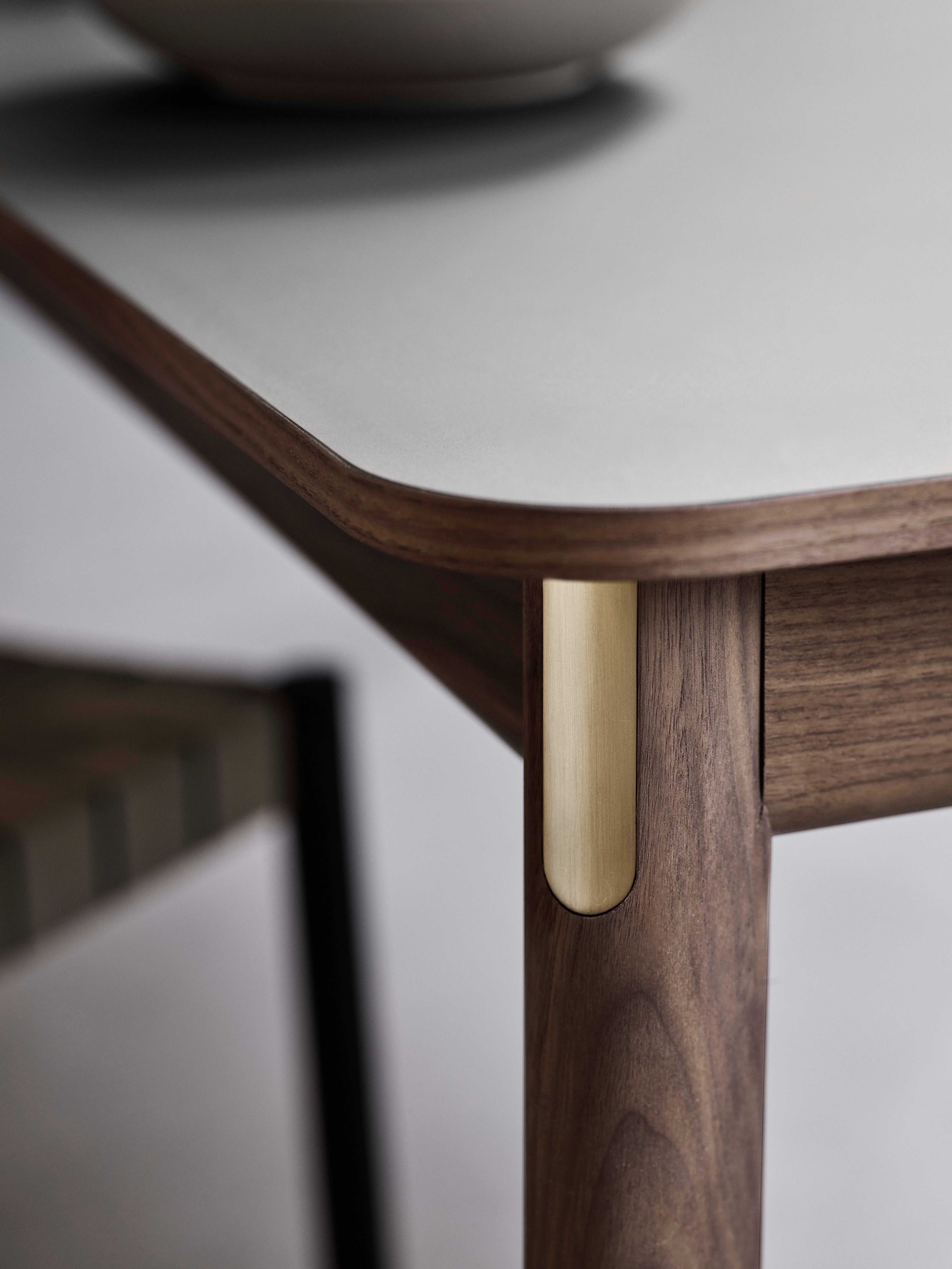 Ausziehbarer Tisch PATCH mit grauer Laminatplatte und rauchiger Eichenbasis