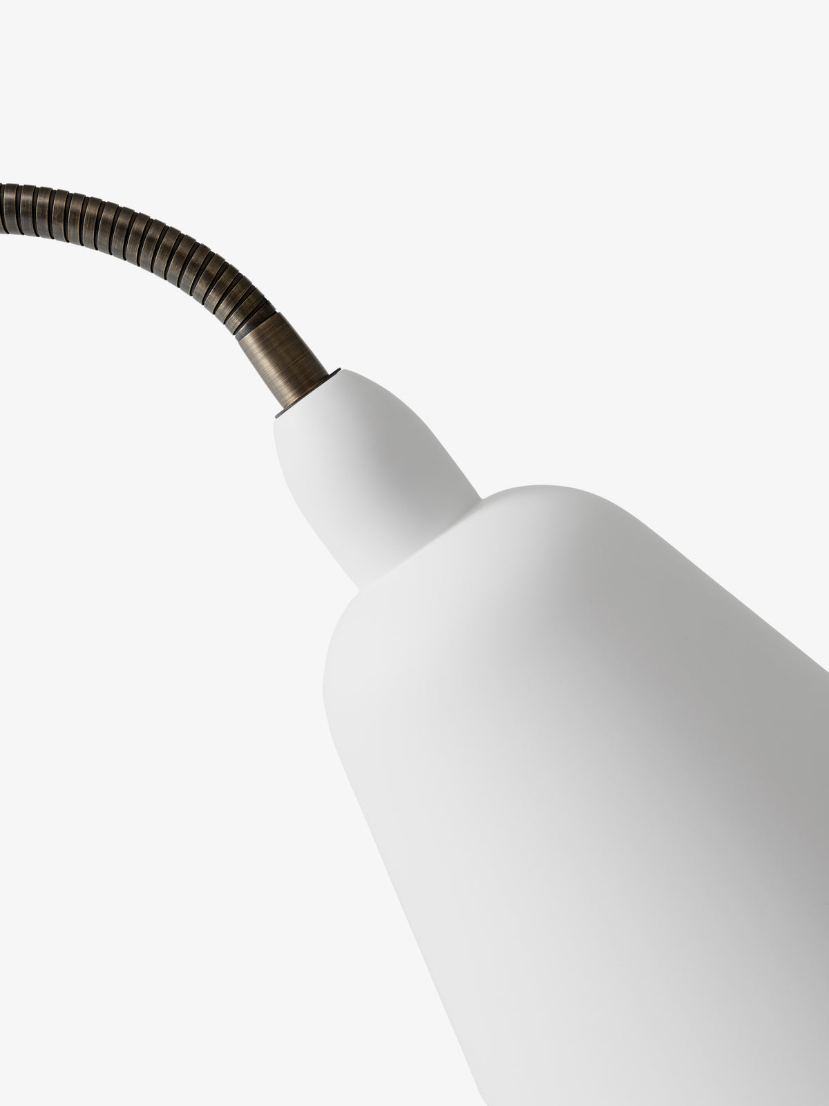 Stehlampe BELLEVUE AJ7 weiß mit brüniertem Messingfuß