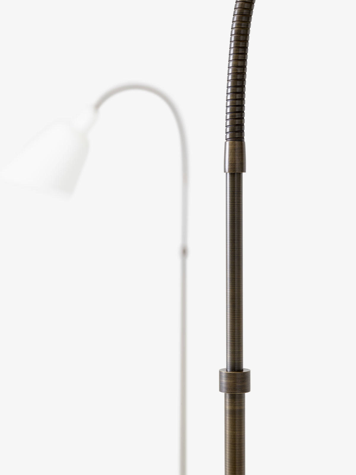 Stehlampe BELLEVUE AJ7 weiß mit brüniertem Messingfuß