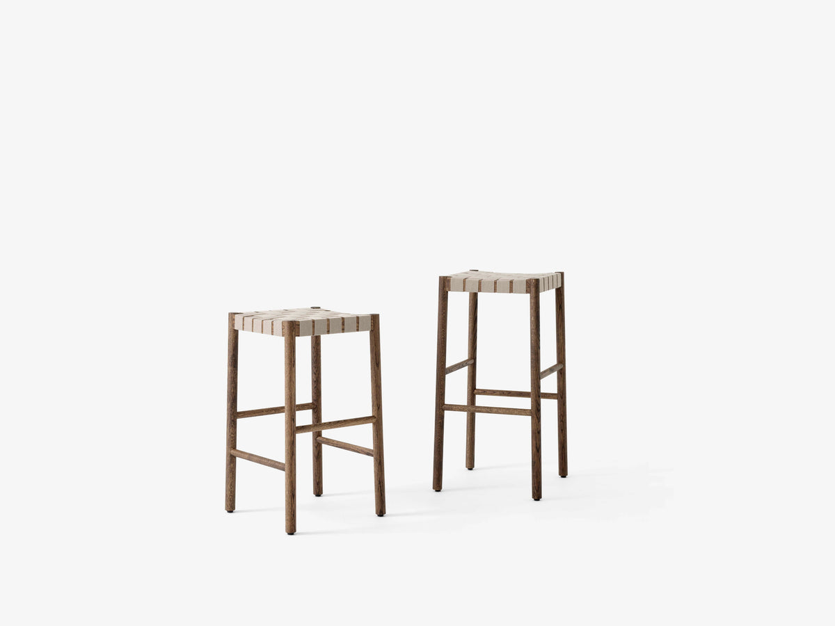 Hocker BETTY mit beigem gewebtem Sitz aus rauchgeöltem Eichenholz