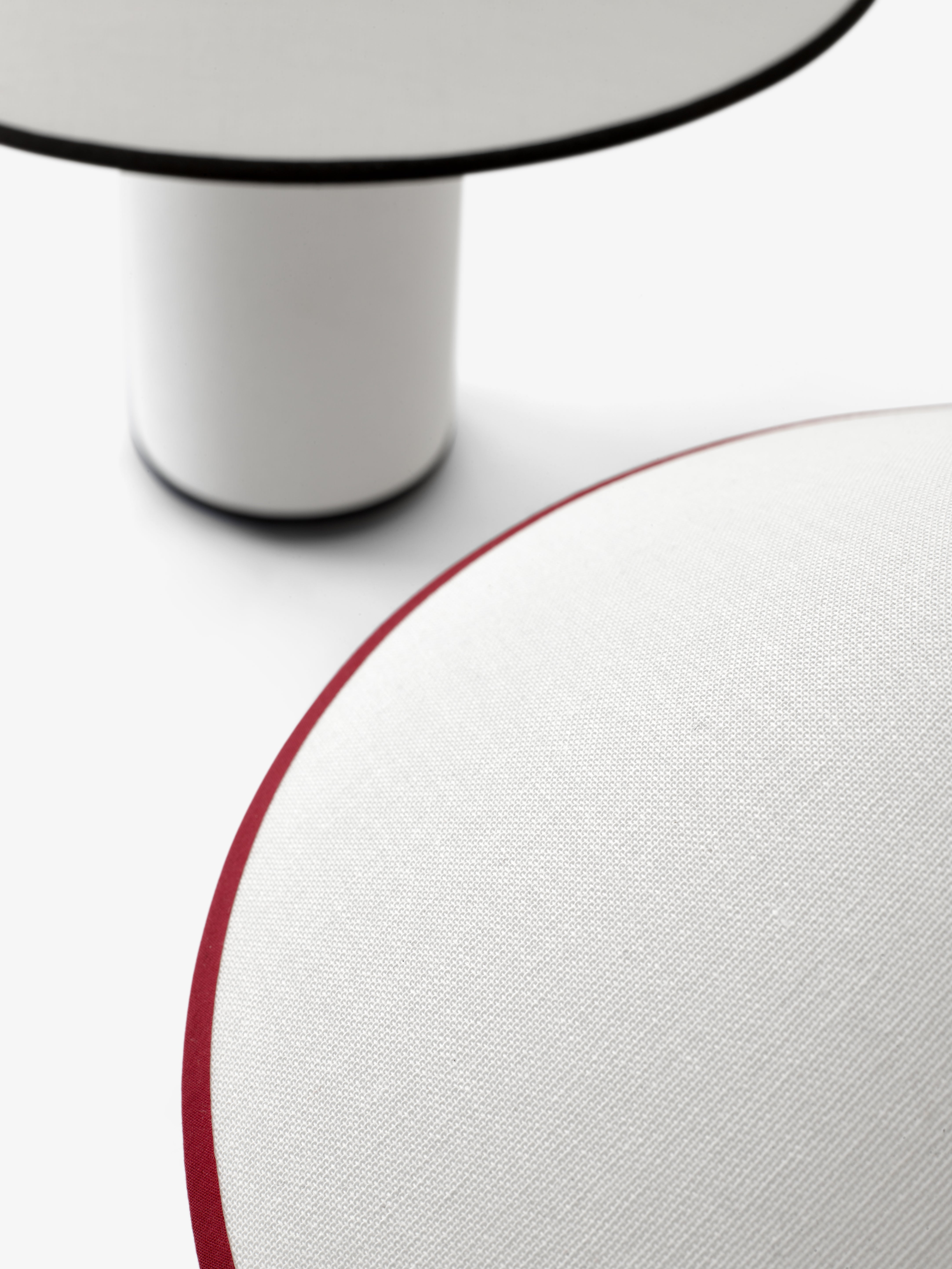 Tischlampe COLETTE ATD6 in Weiß mit rotem Finish