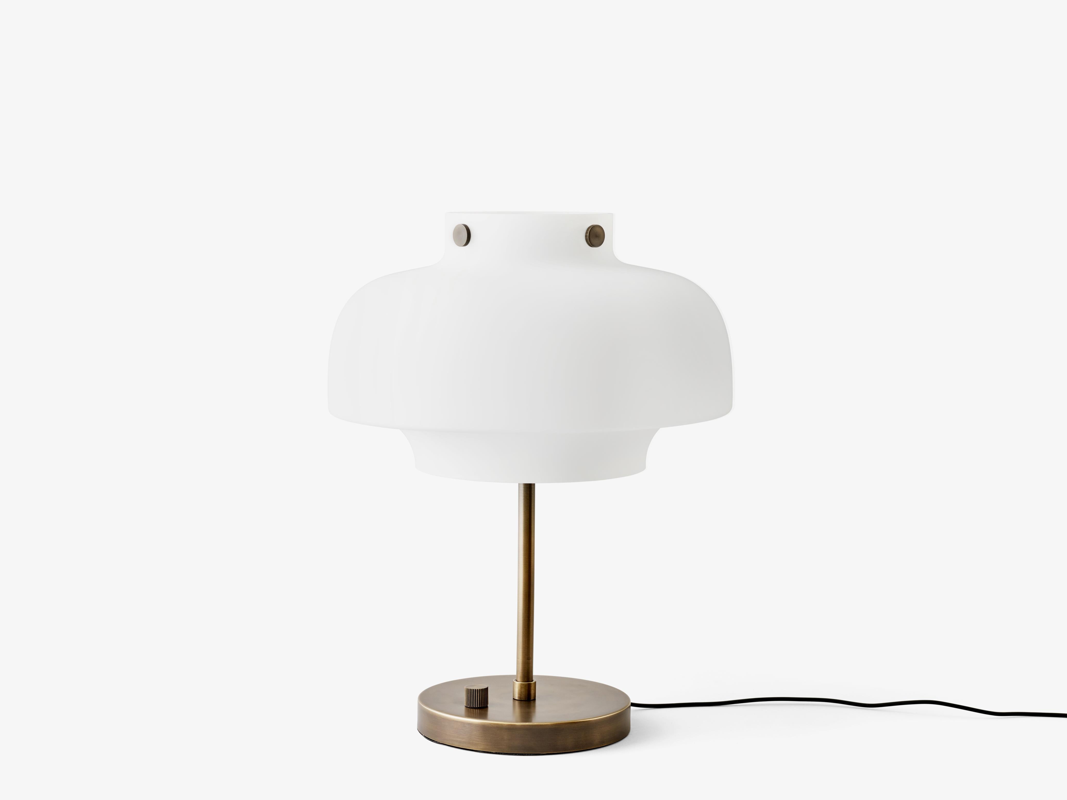Tischlampe COPENHAGEN SC13 mit opalem Schirm und brüniertem Messingfuß