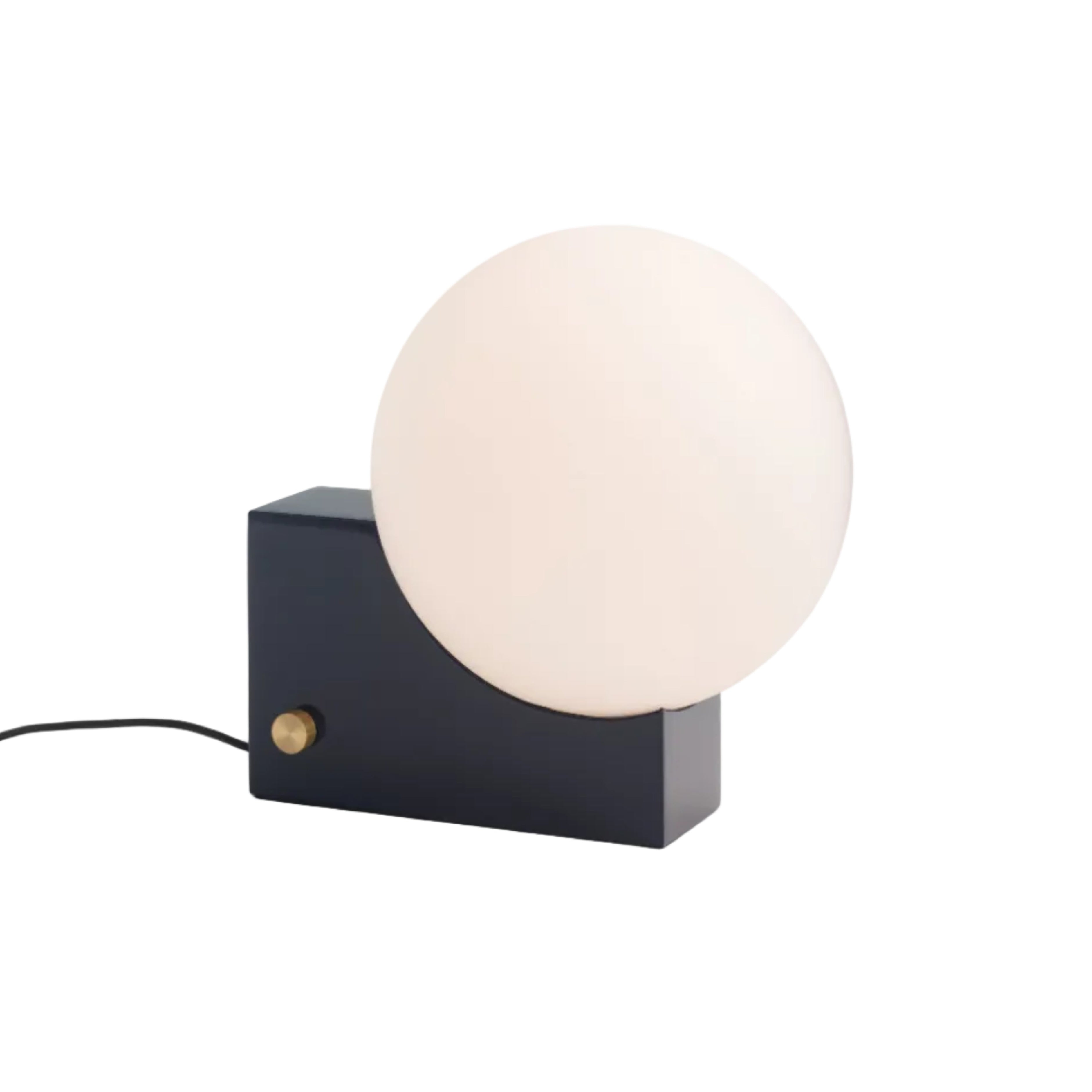 Tischlampe JOURNEY SH1 mit milchigem Schirm und dunkelblauem Fuß.