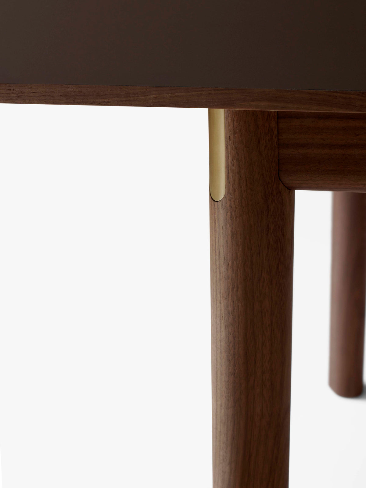 Ausziehbarer Tisch PATCH mit brauner Laminatplatte und Nussbaumfuß