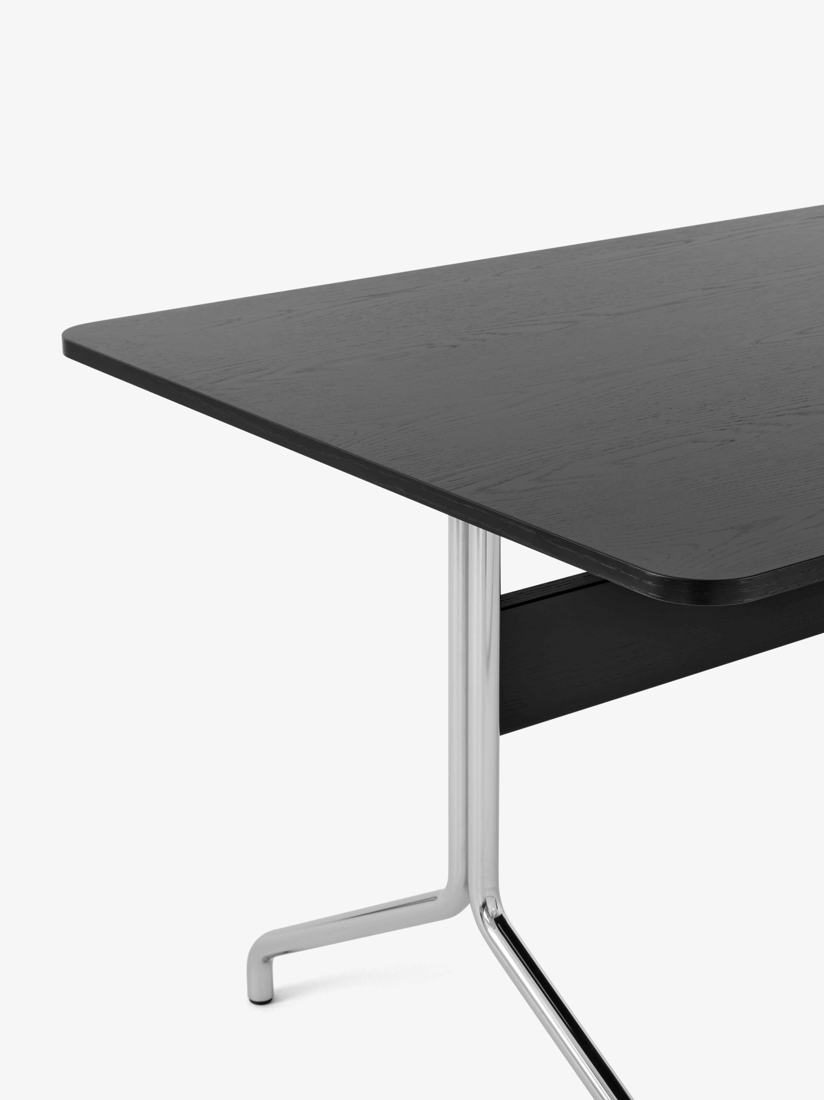 Tisch PAVILION aus schwarz lackierter Eiche mit verchromtem Fuß