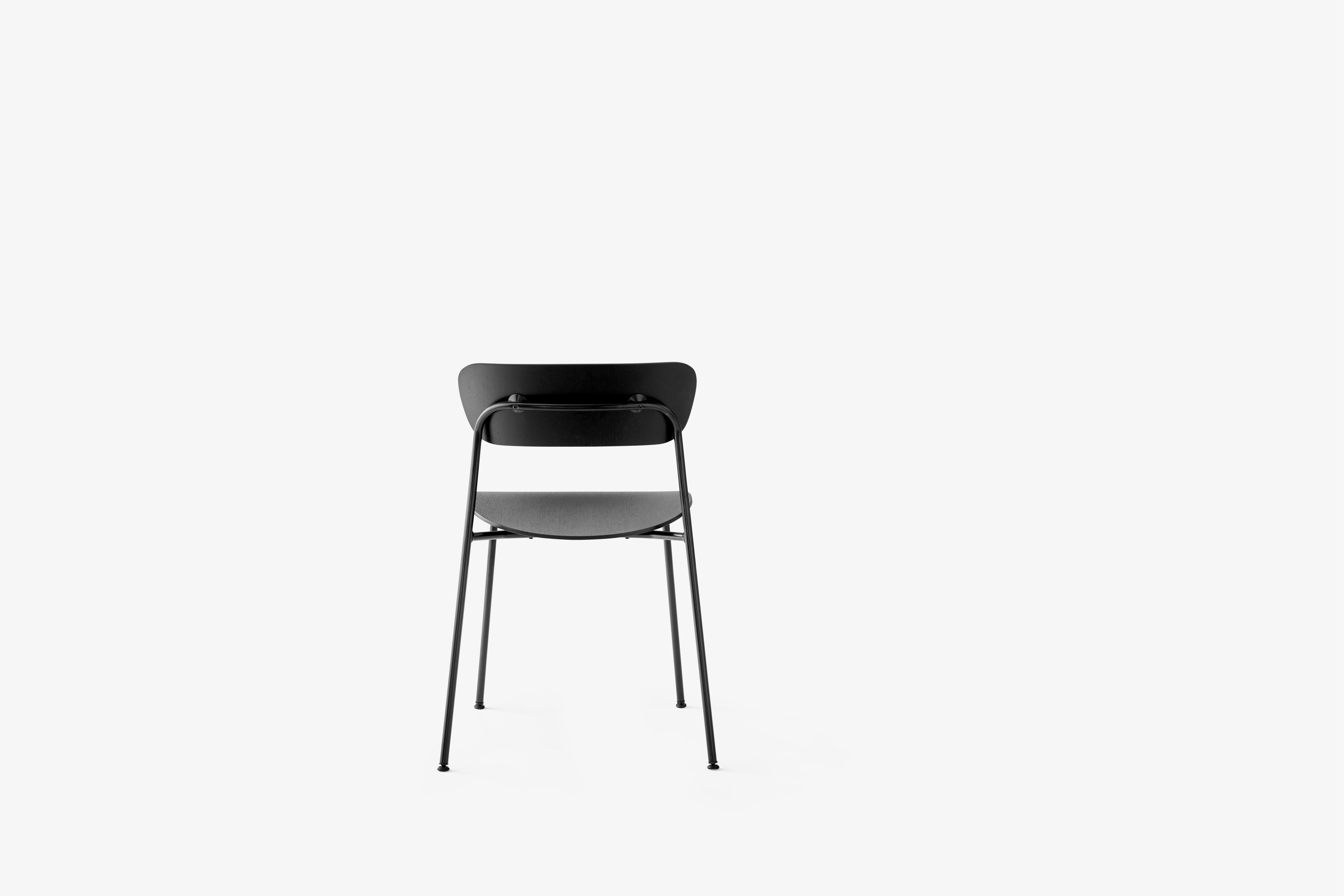 Stuhl PAVILION AV1 in schwarz lackierter Eiche mit schwarzem Gestell