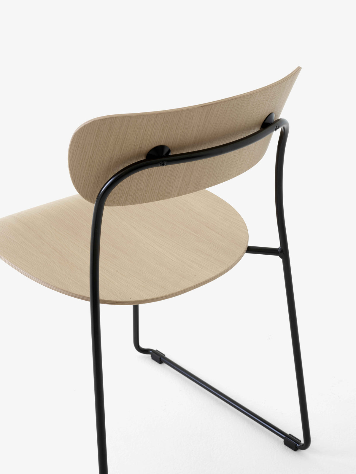 Stuhl PAVILION AV51 lackiertes Eichenholz mit schwarzem Gestell