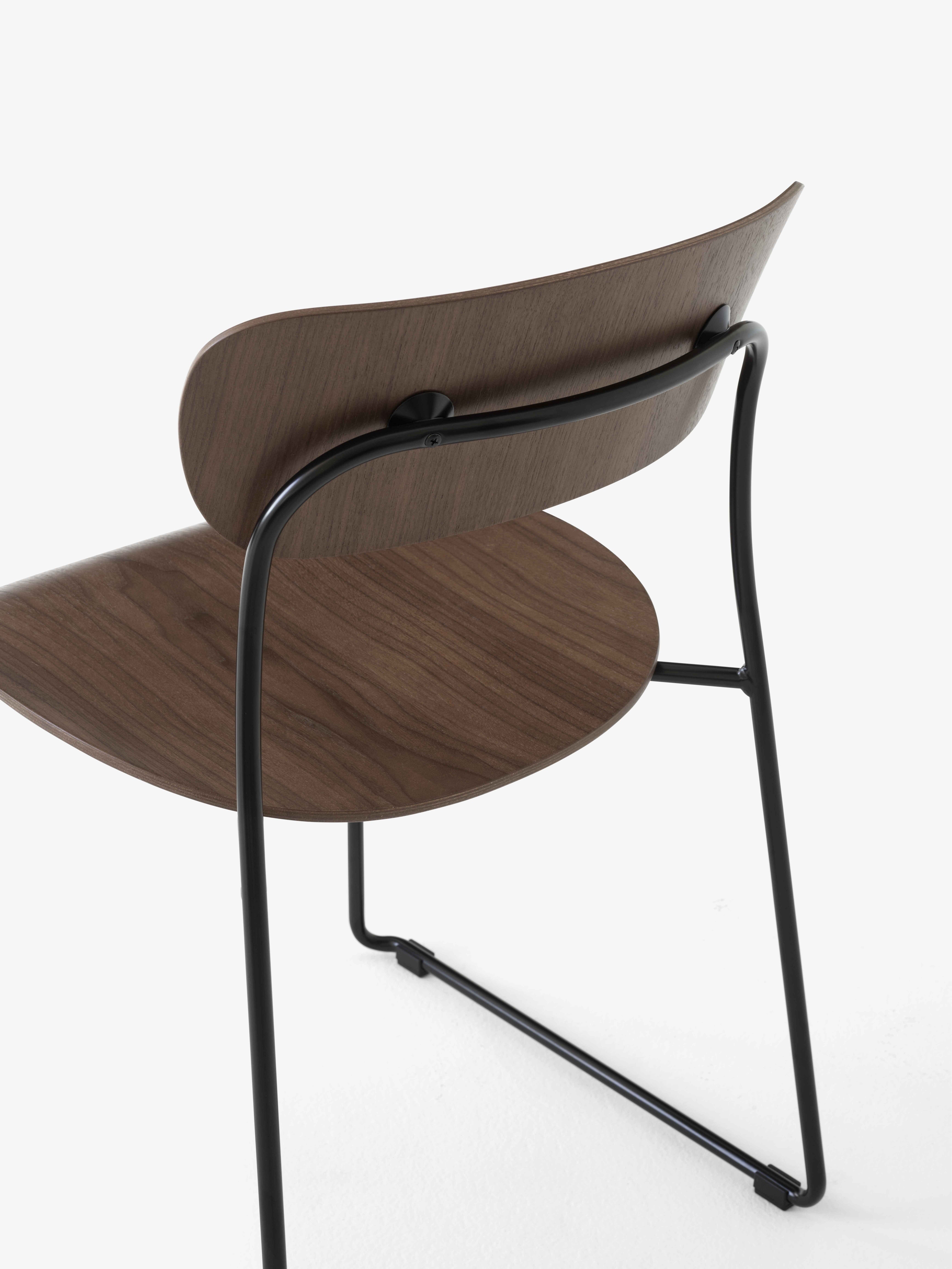Stuhl PAVILION AV51 lackierte Nuss mit schwarzem Gestell