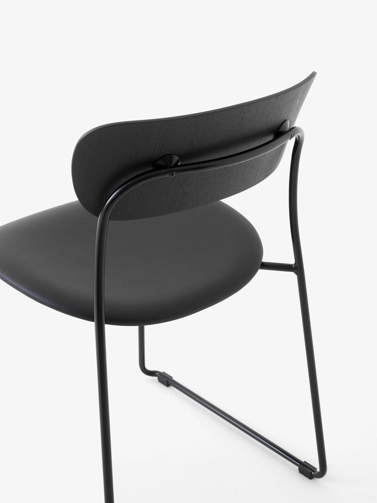 Stuhl PAVILION AV52 schwarzer lackierter Eiche mit gepolstertem Sitz und schwarzem Gestell