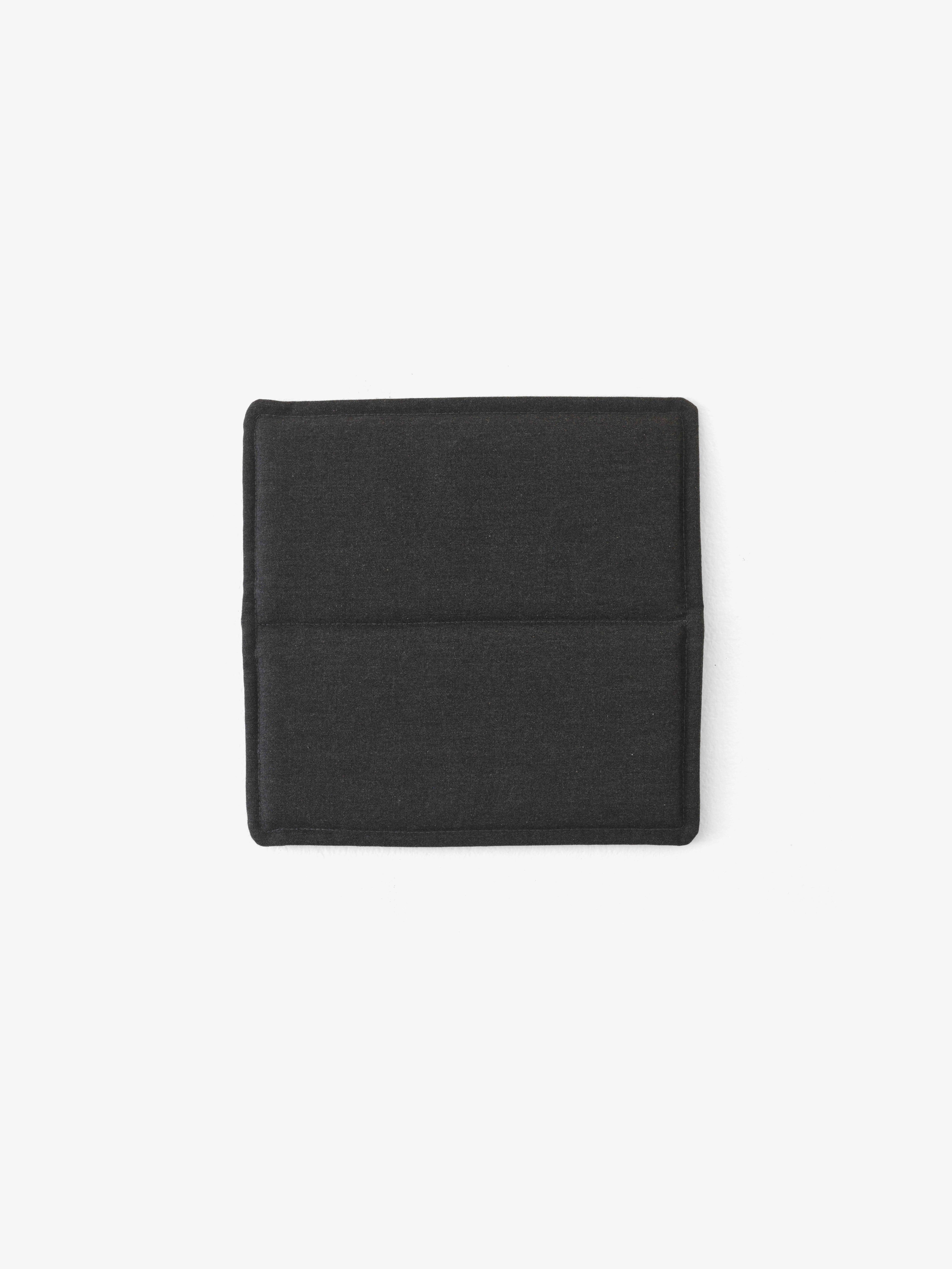 Hocker VILLE AV47 Teakholz mit schwarzem Gestell