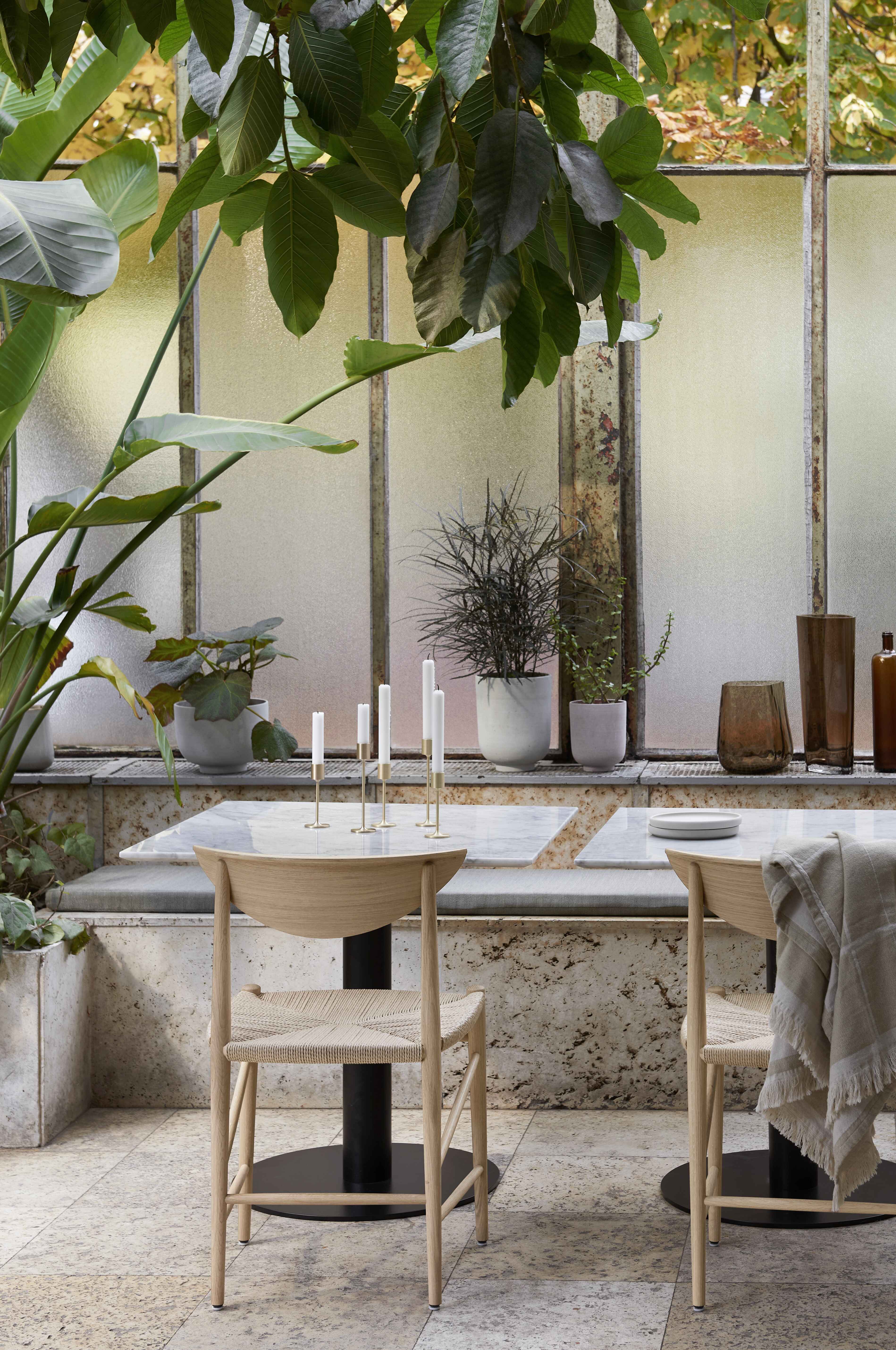 Café-Tisch IN BETWEEN SK16 mit schwarzer Laminatplatte und braunem Gestell