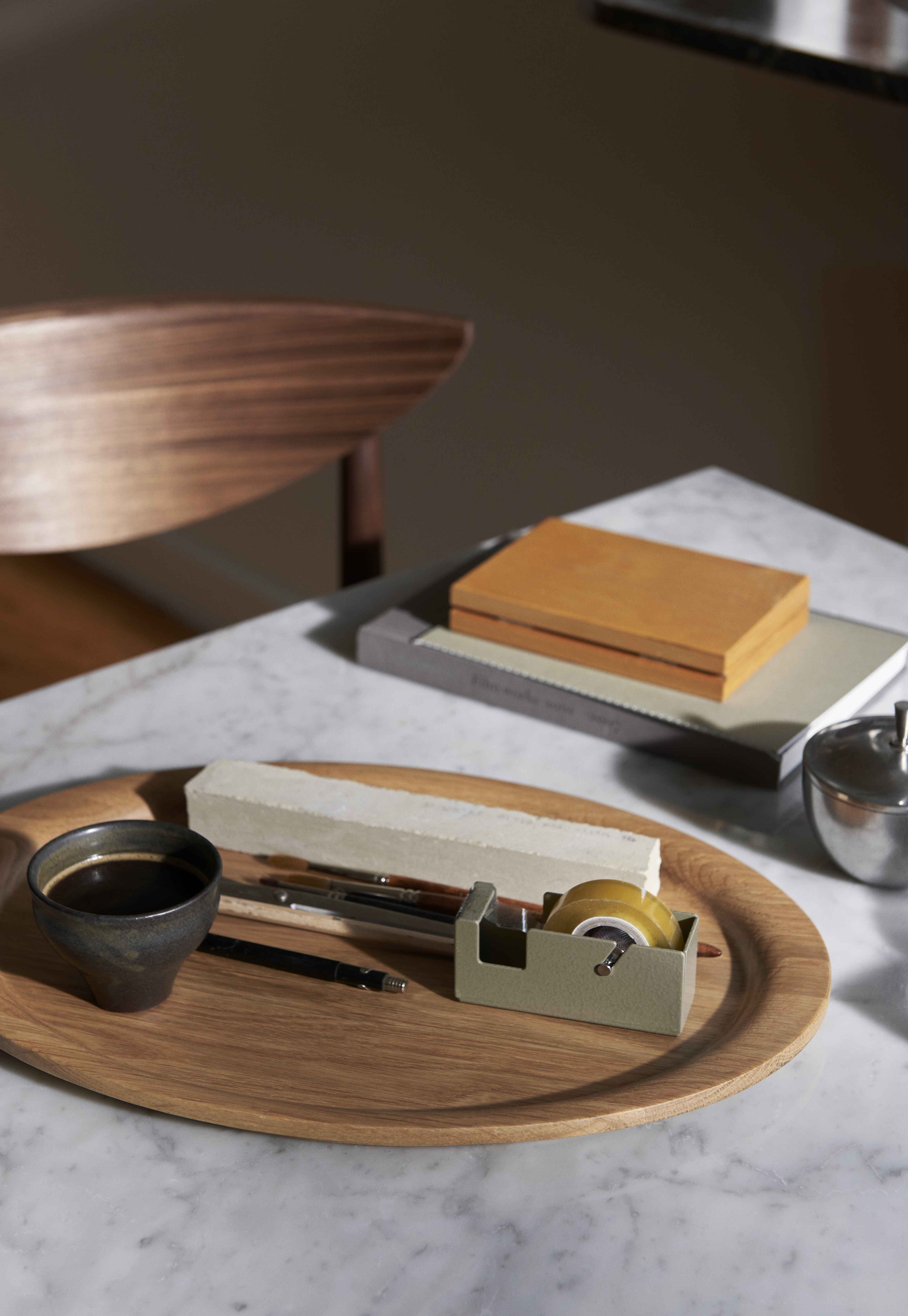 Café-Tisch IN BETWEEN SK16 mit schwarzer Laminatplatte und braunem Gestell