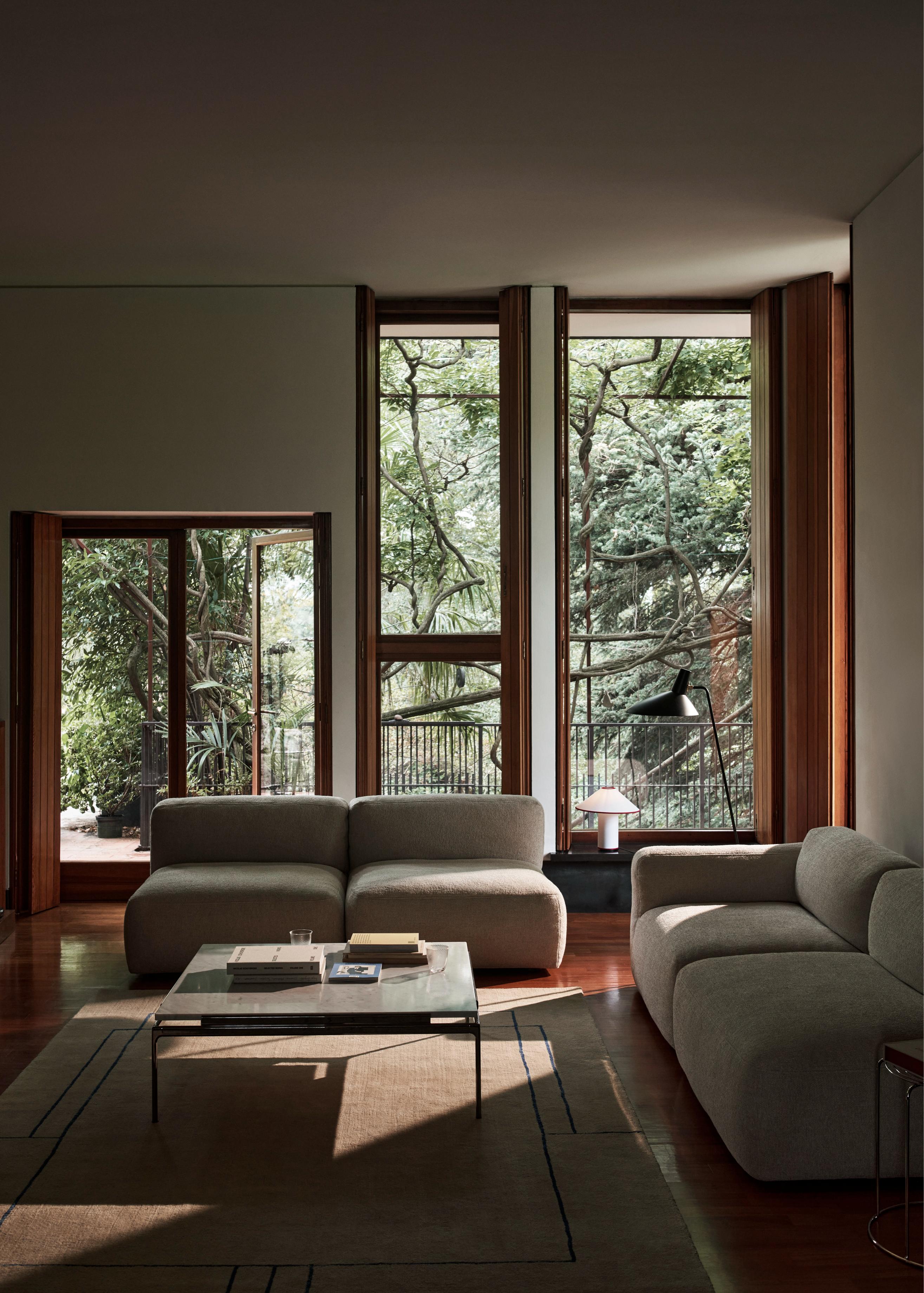 Quadratischer Couchtisch SETT LN13 mit rauchigem Glas und verchromtem Gestell