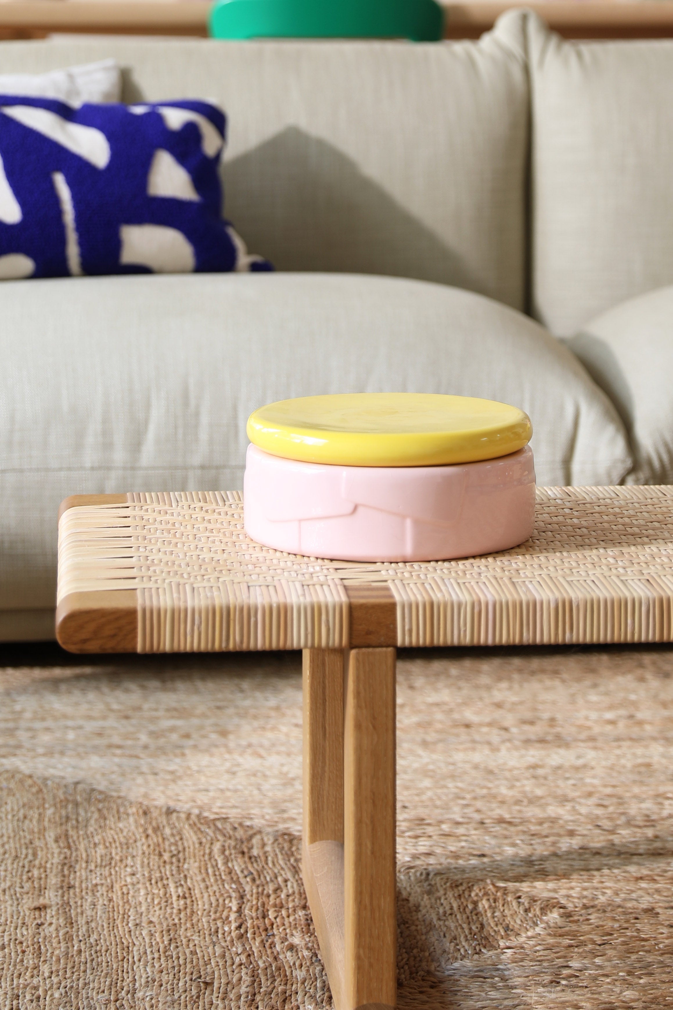 Aufbewahrungsbehälter FLAKE rosa mit gelbem Deckel