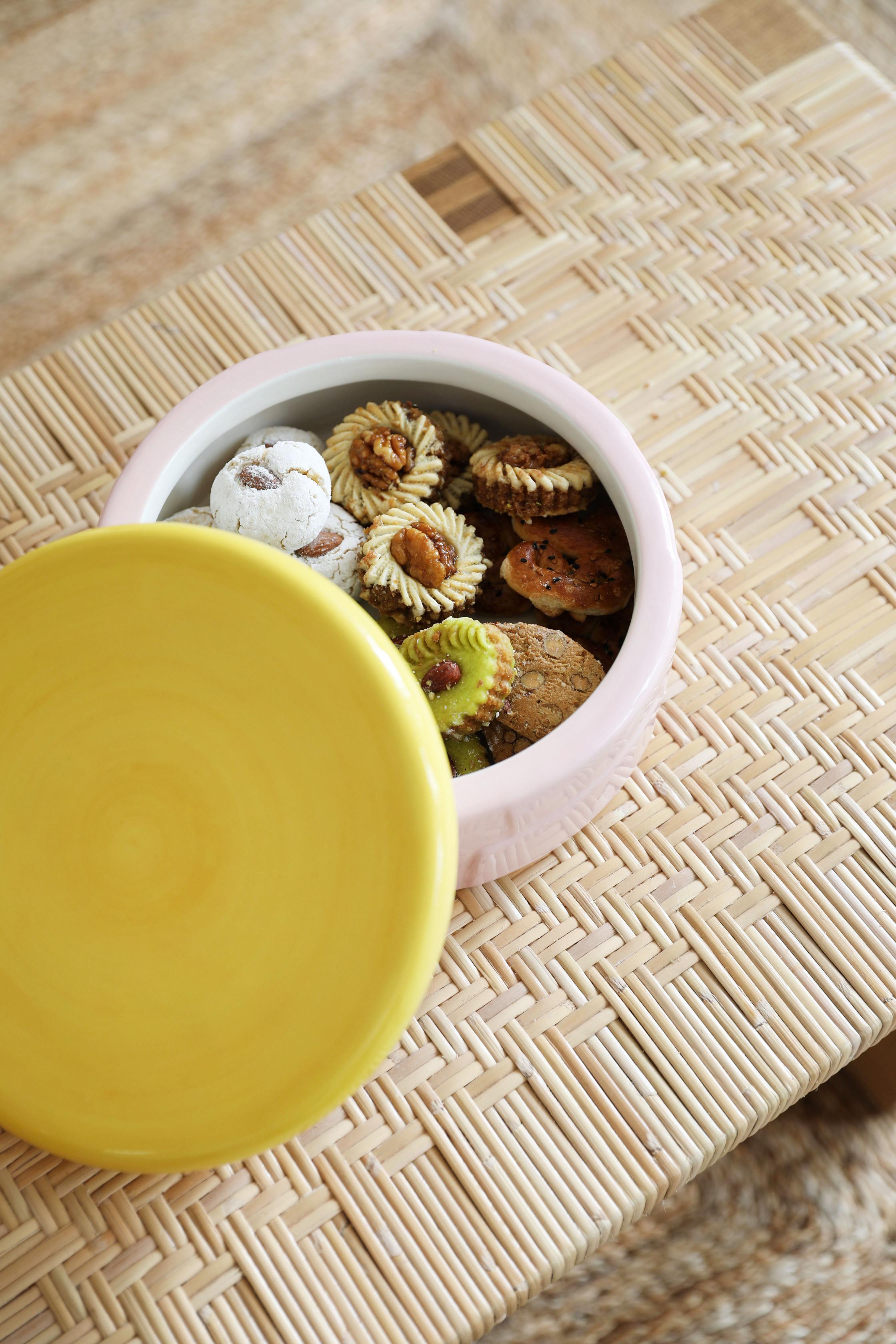 Aufbewahrungsbehälter FLAKE rosa mit gelbem Deckel