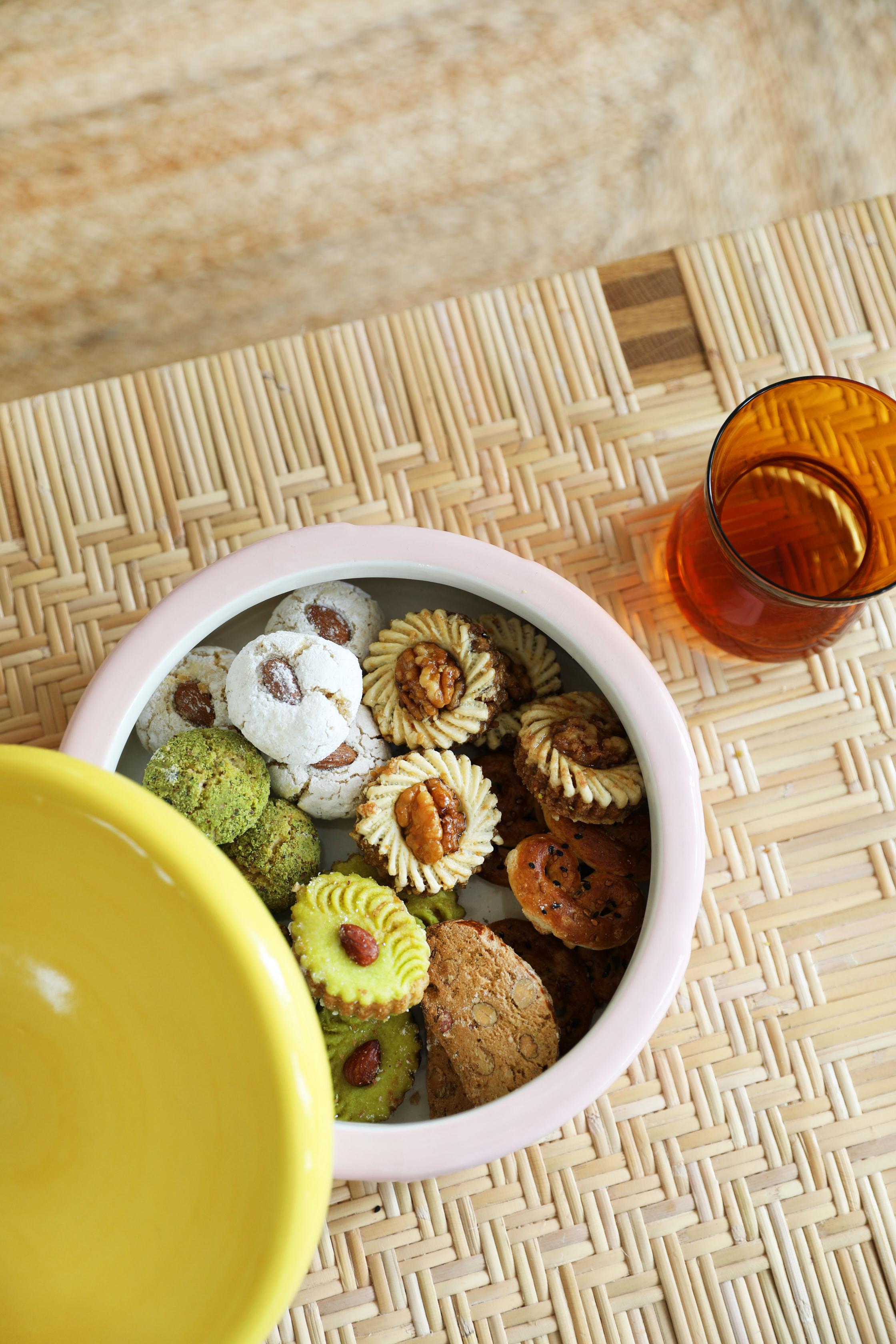 Aufbewahrungsbehälter FLAKE rosa mit gelbem Deckel