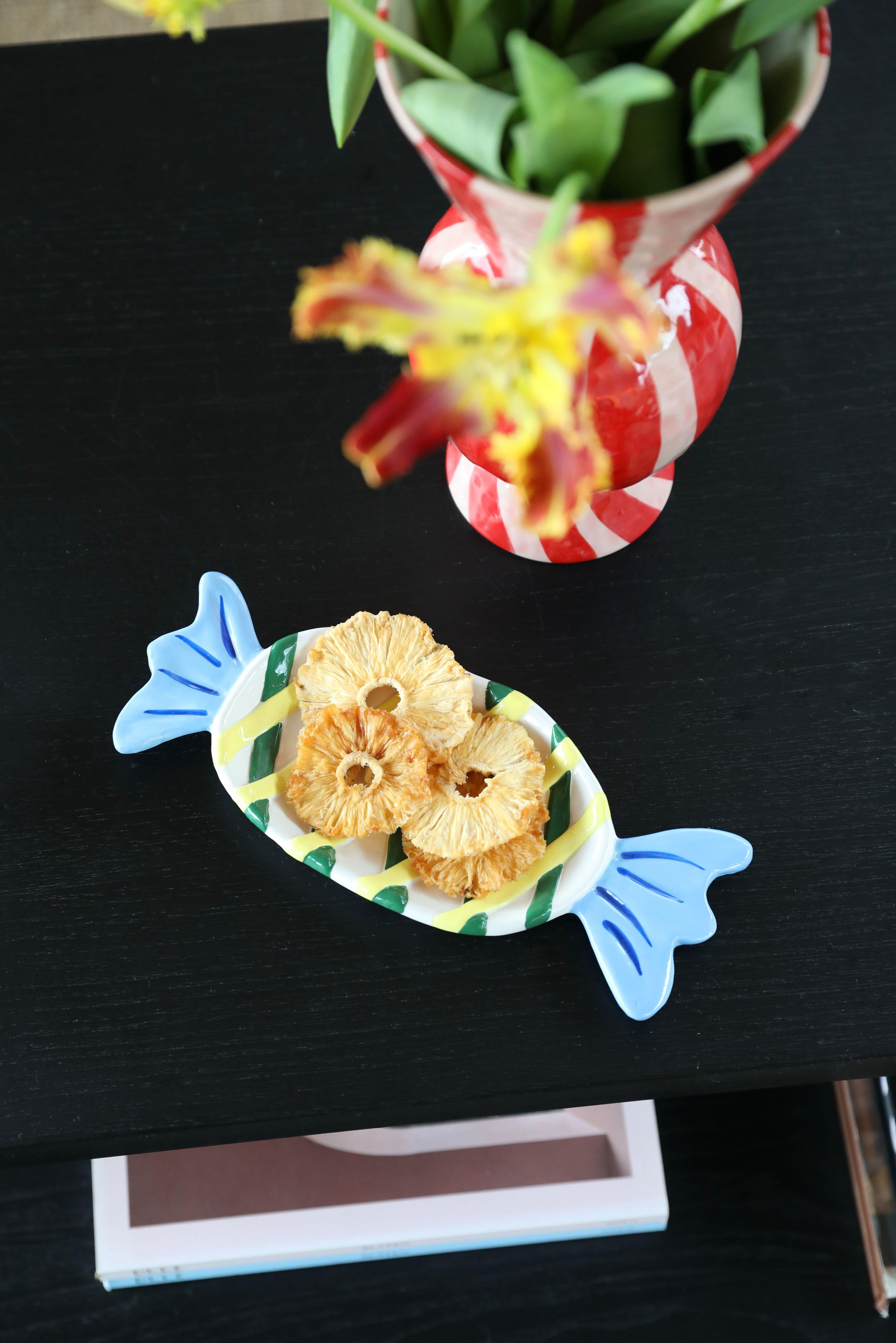 Weißes GOODY Servierbrett mit Gelb und Blau