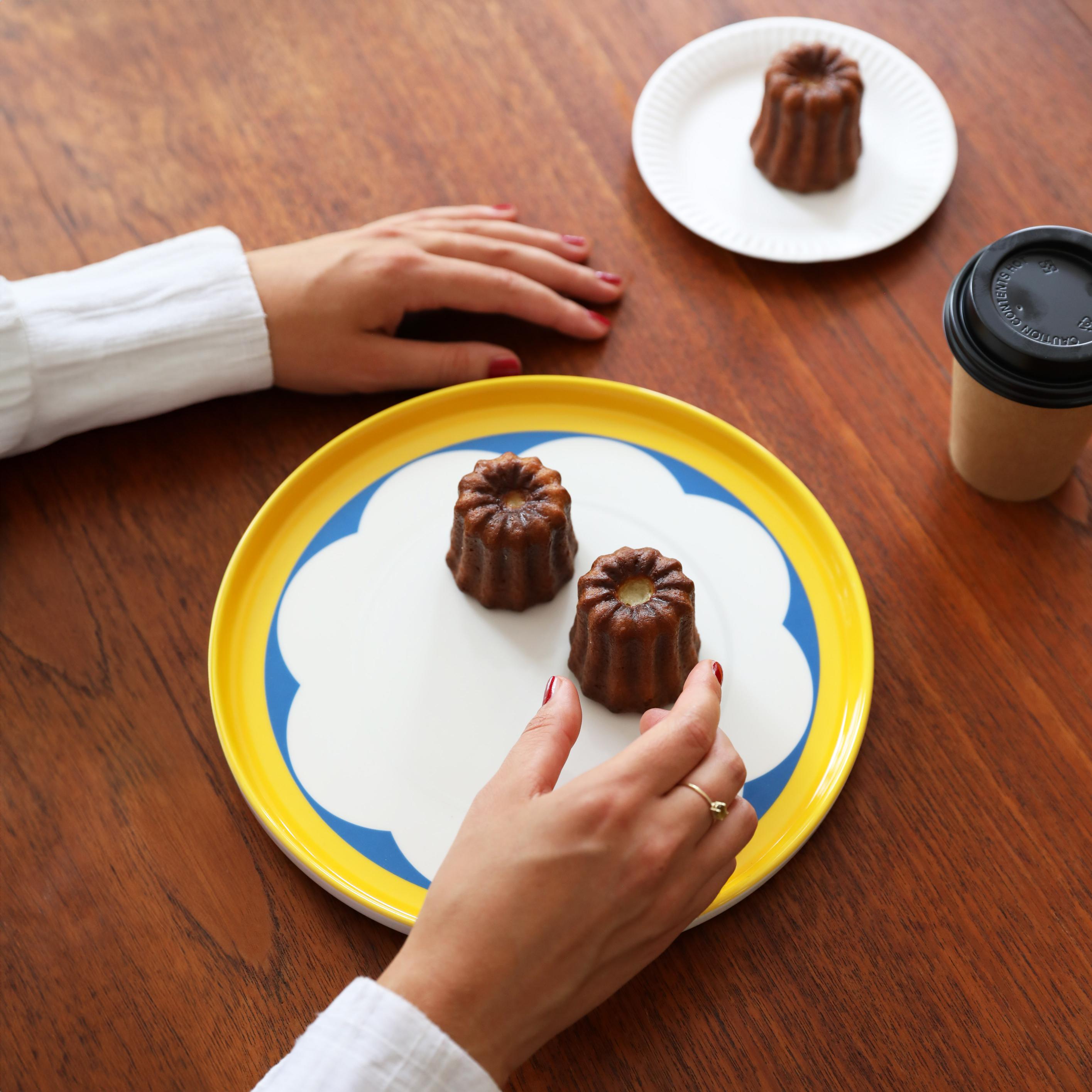 DAYDREAM ARCH white dinner plate with yellow and blue