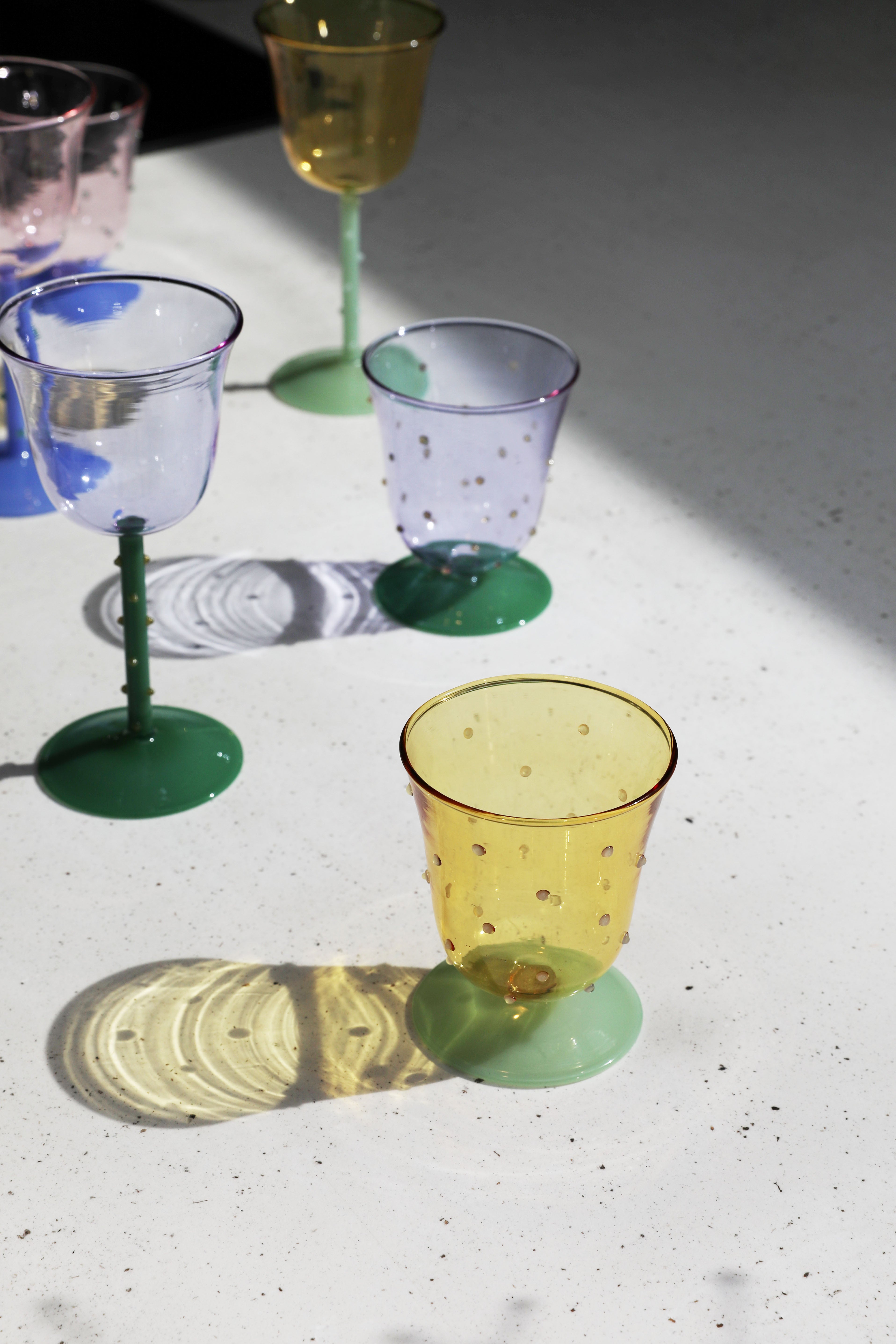 Set aus blauen und rosa Glaskelchen DOT