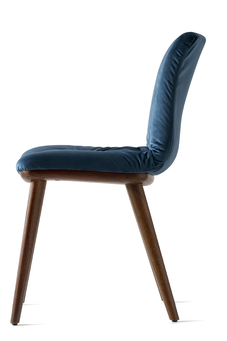 Sessel ANNIE SOFT gepolstert mit dunklem Holzgestell