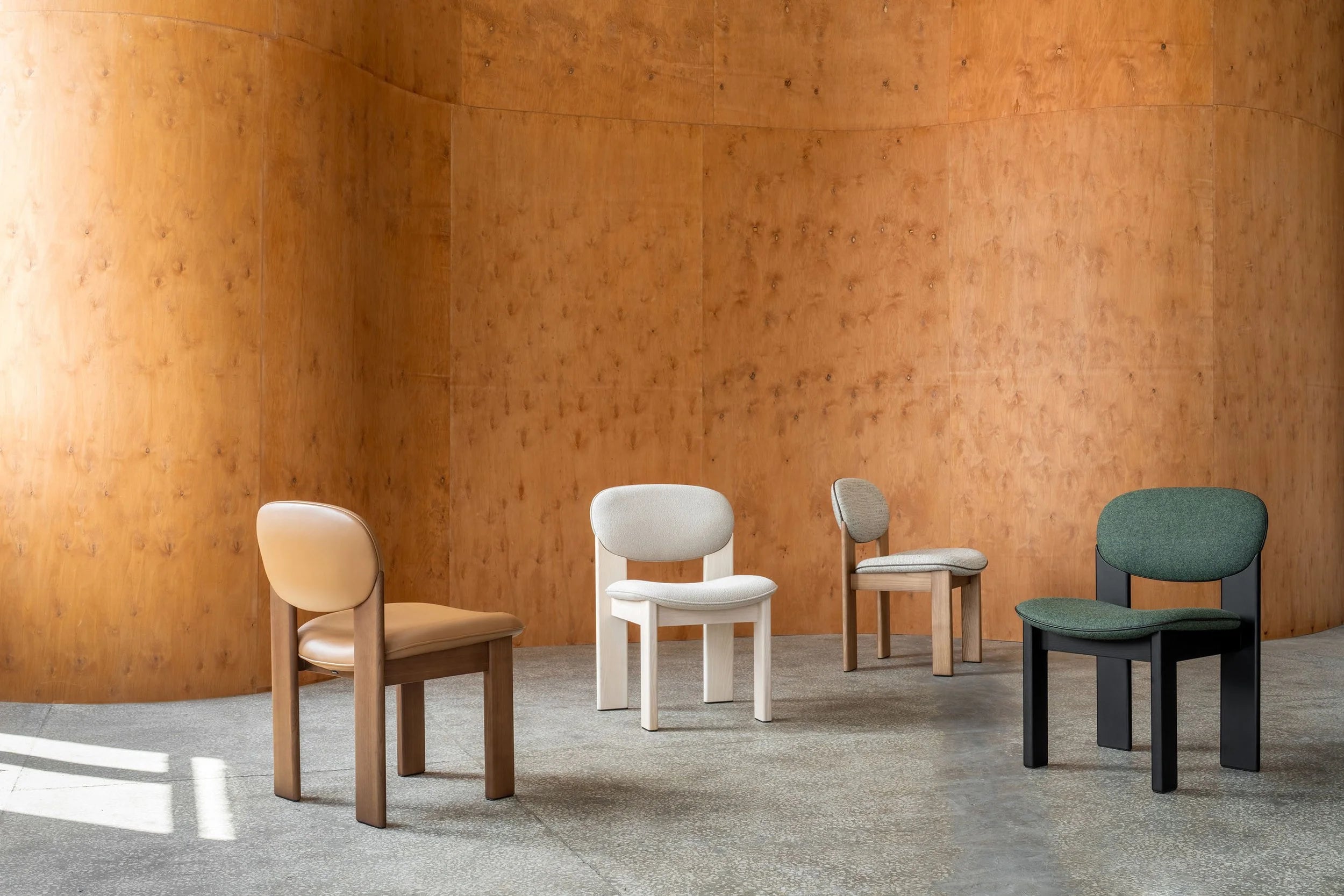 Polsterstuhl ARCHIPEN mit braunem Eschenfuß