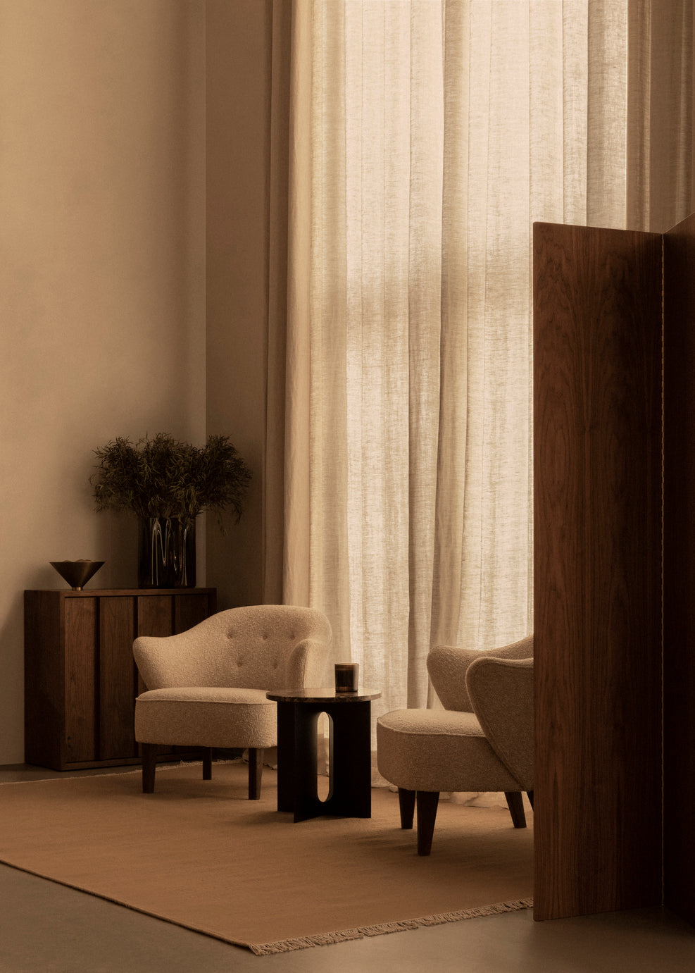 Sessel INGEBORG in Granatblau mit dunklem Eichenfuß