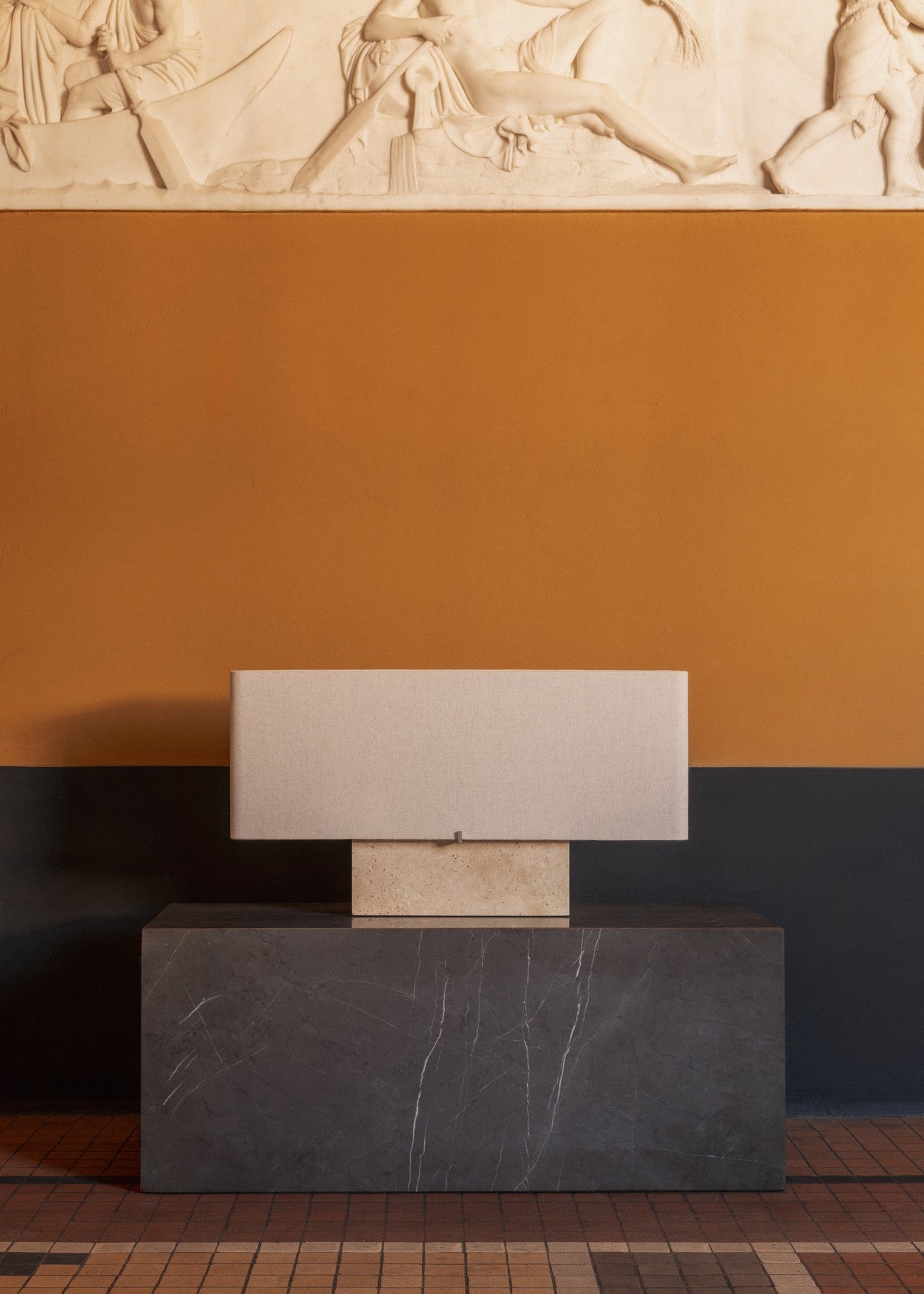 Tischlampe NONNA mit Travertinbasis und Leinen-Schirm