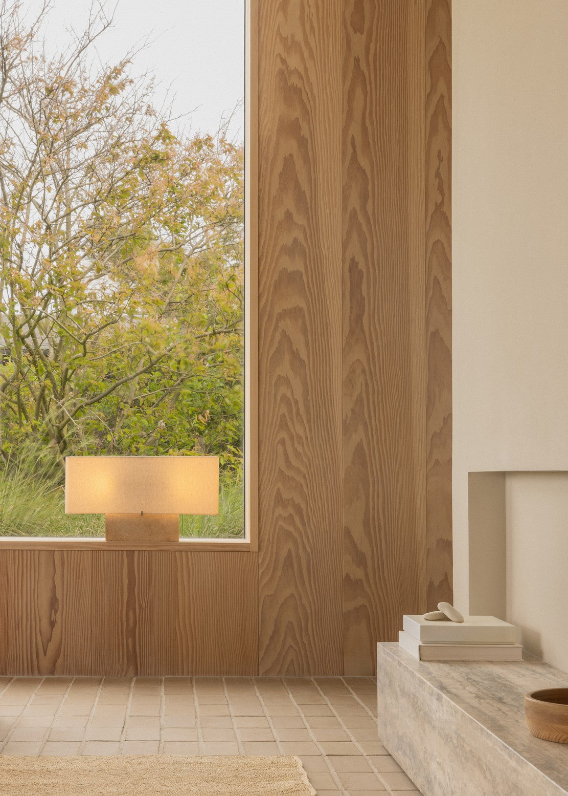 Tischlampe NONNA mit Travertinbasis und Leinen-Schirm