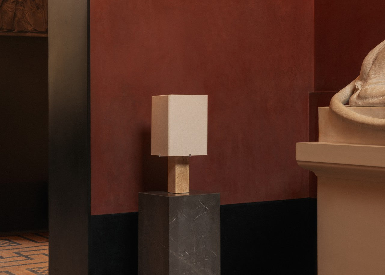 Tischlampe NONNA mit Travertinbasis und Leinen-Schirm