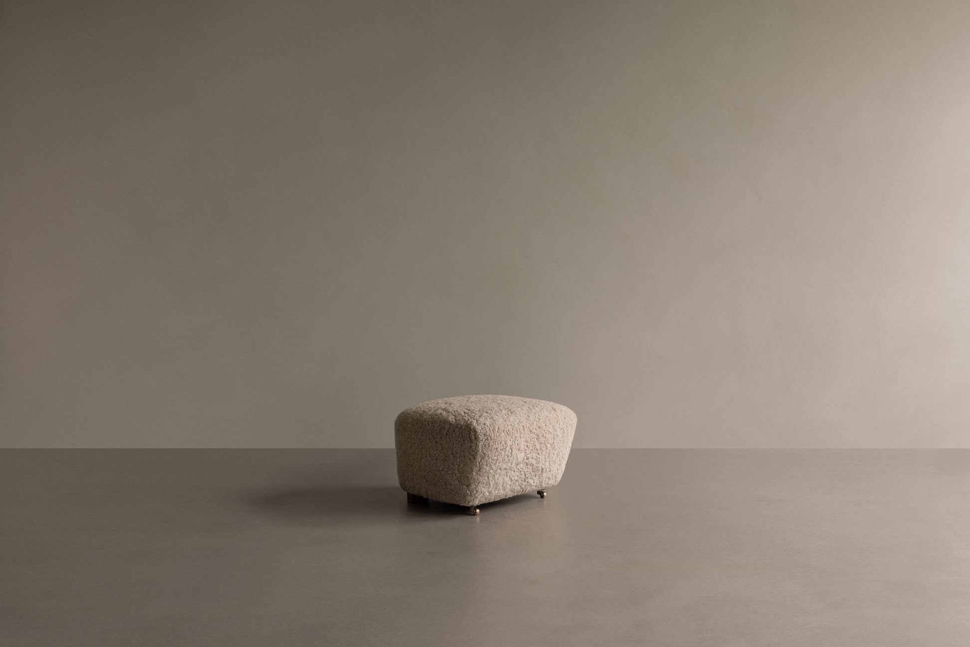 Ottomane DER MÜDE MANN owcza skóra