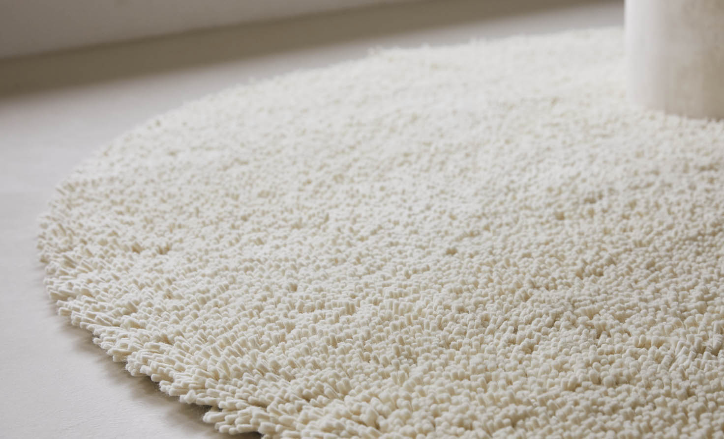 Cream GRAVEL round rug with long pile