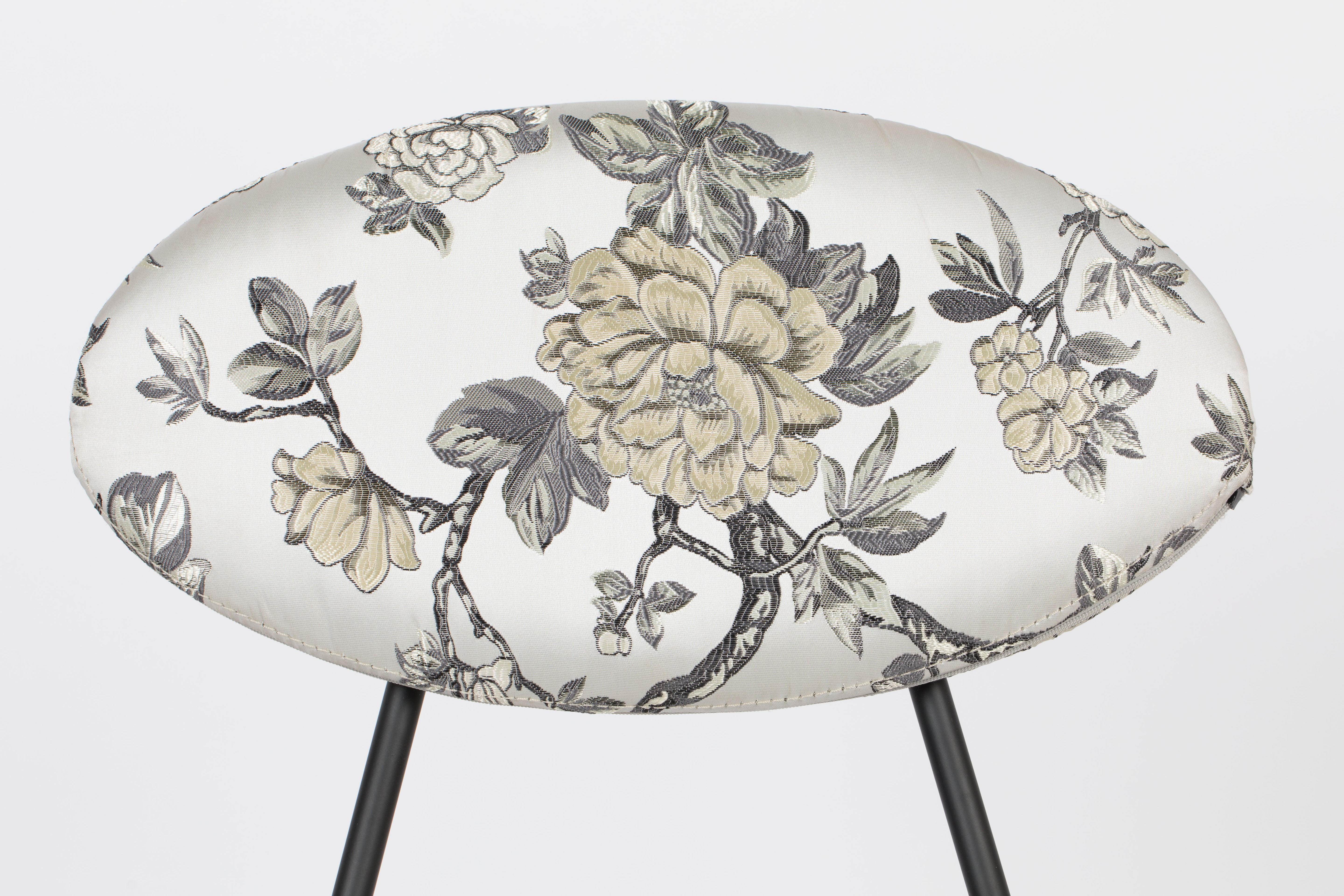 KISS THE FROGGY Chair in Broken White with Floral Pattern