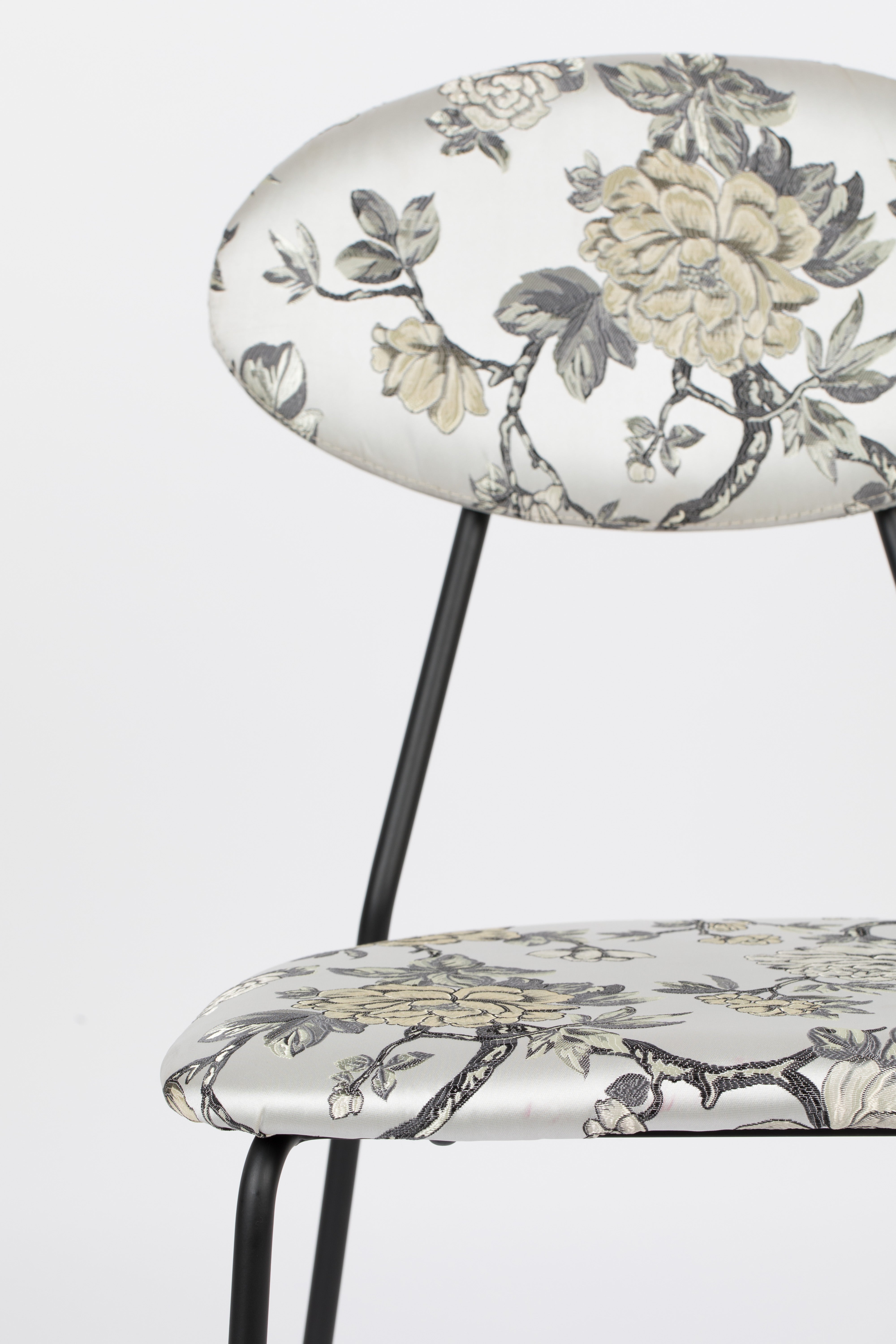 KISS THE FROGGY Chair in Broken White with Floral Pattern