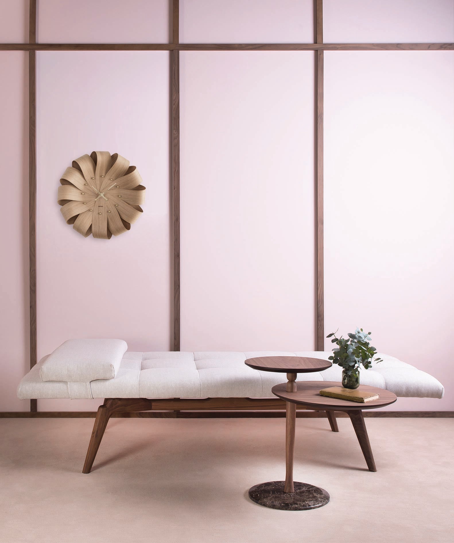 Wanduhr BRISA aus Eichenholz mit messingfarbener Veredelung