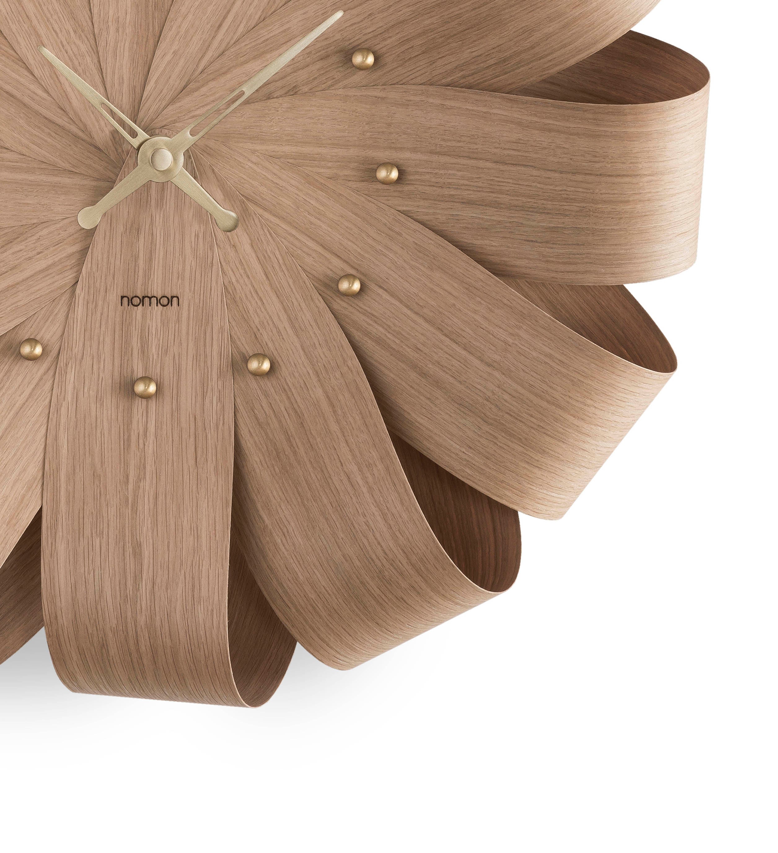 Wanduhr BRISA aus Eichenholz mit messingfarbener Veredelung