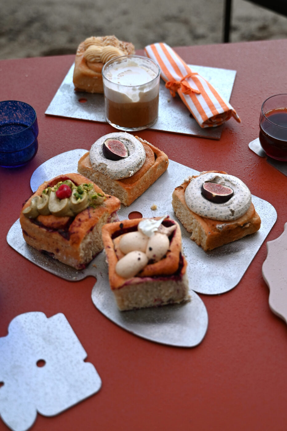 Kaffeetisch MOORT aus Stahl und Holz