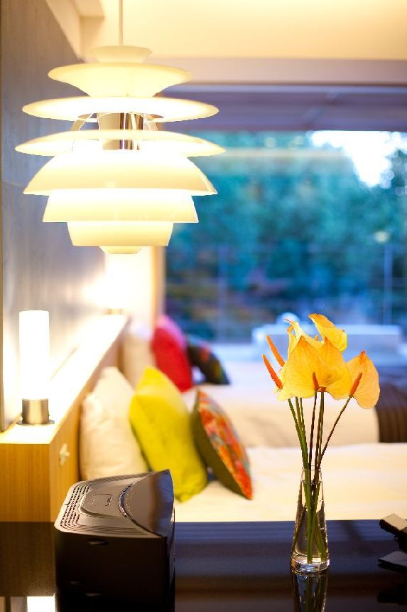 Pendelleuchte PH SNOWBALL schmutzig grün mit messingfarbener Oberfläche