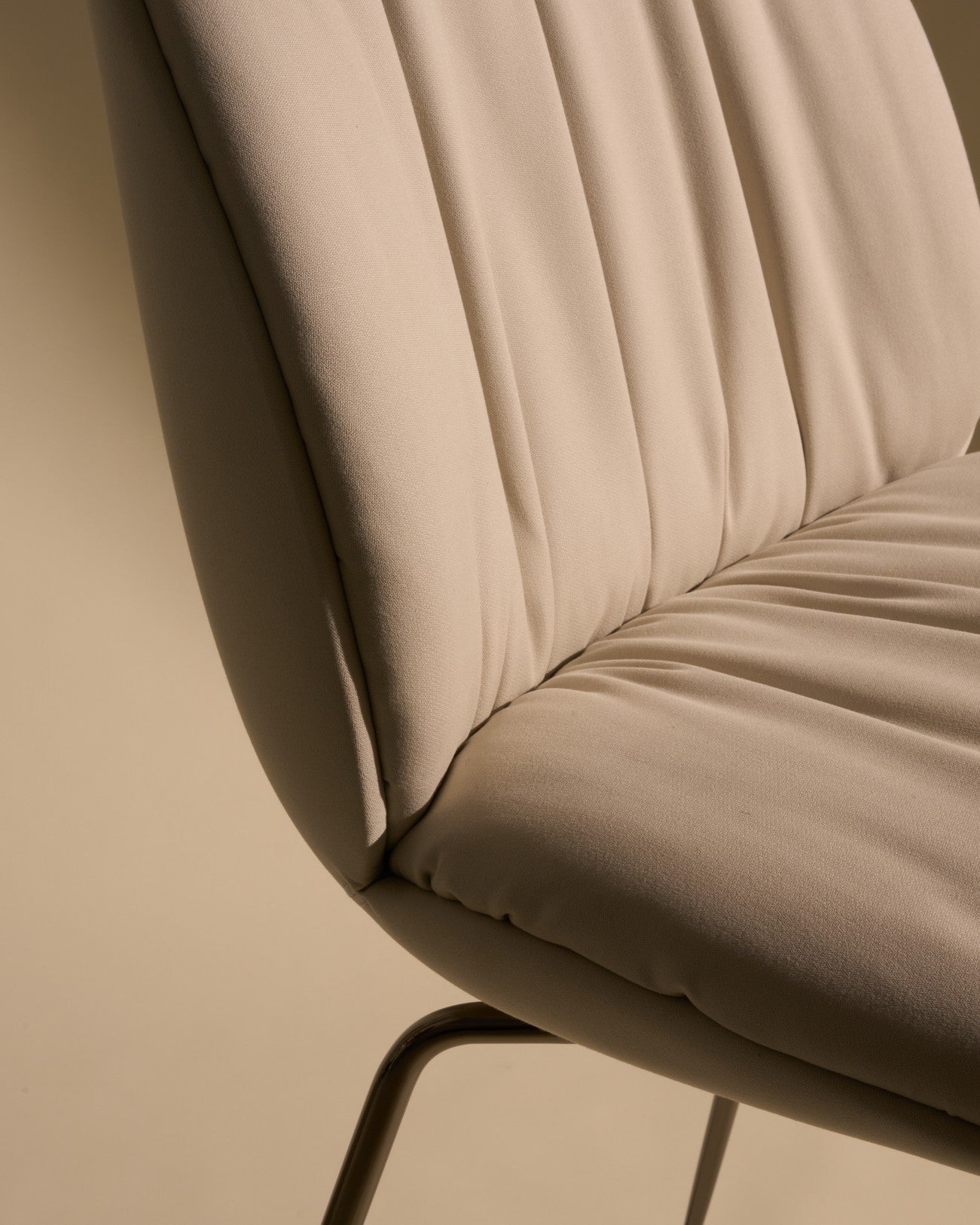 Barhocker BEETLE SOFT gepolstert mit schwarzem verchromtem Fuß