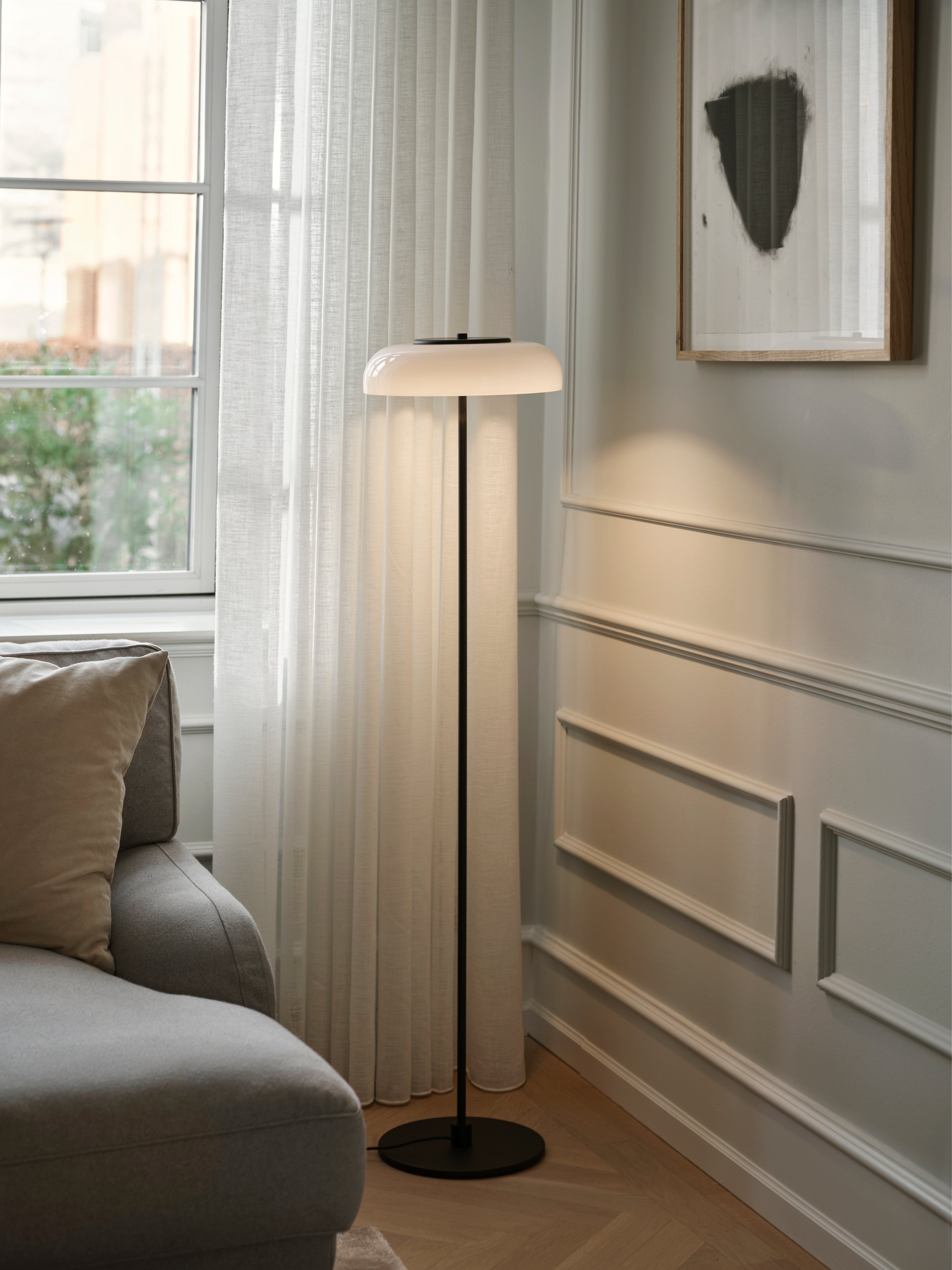 Stehlampe BLOSSI schwarz mit opalem Glas