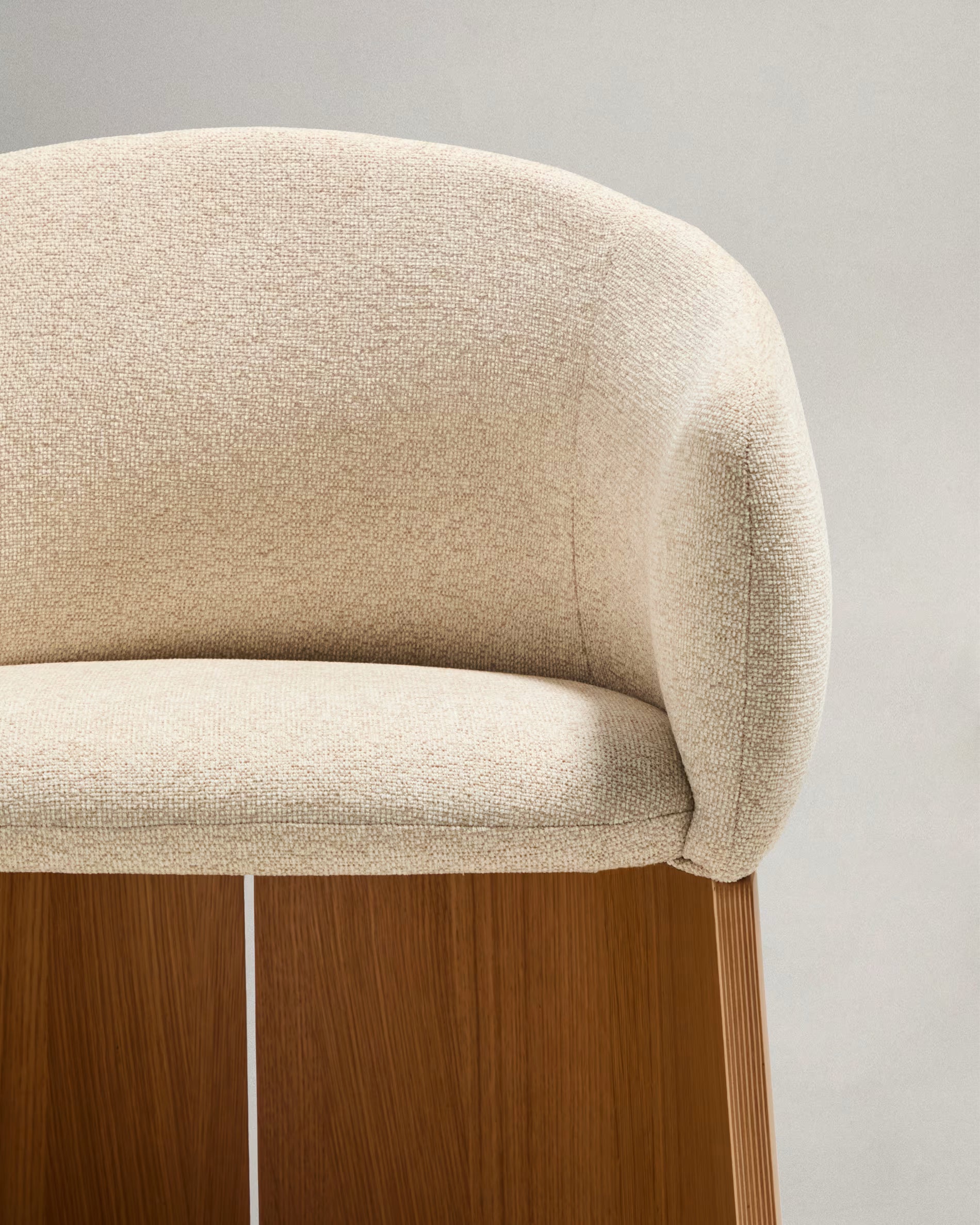 Stuhl BOSCA beige Chenille mit Eichenfurnierbasis